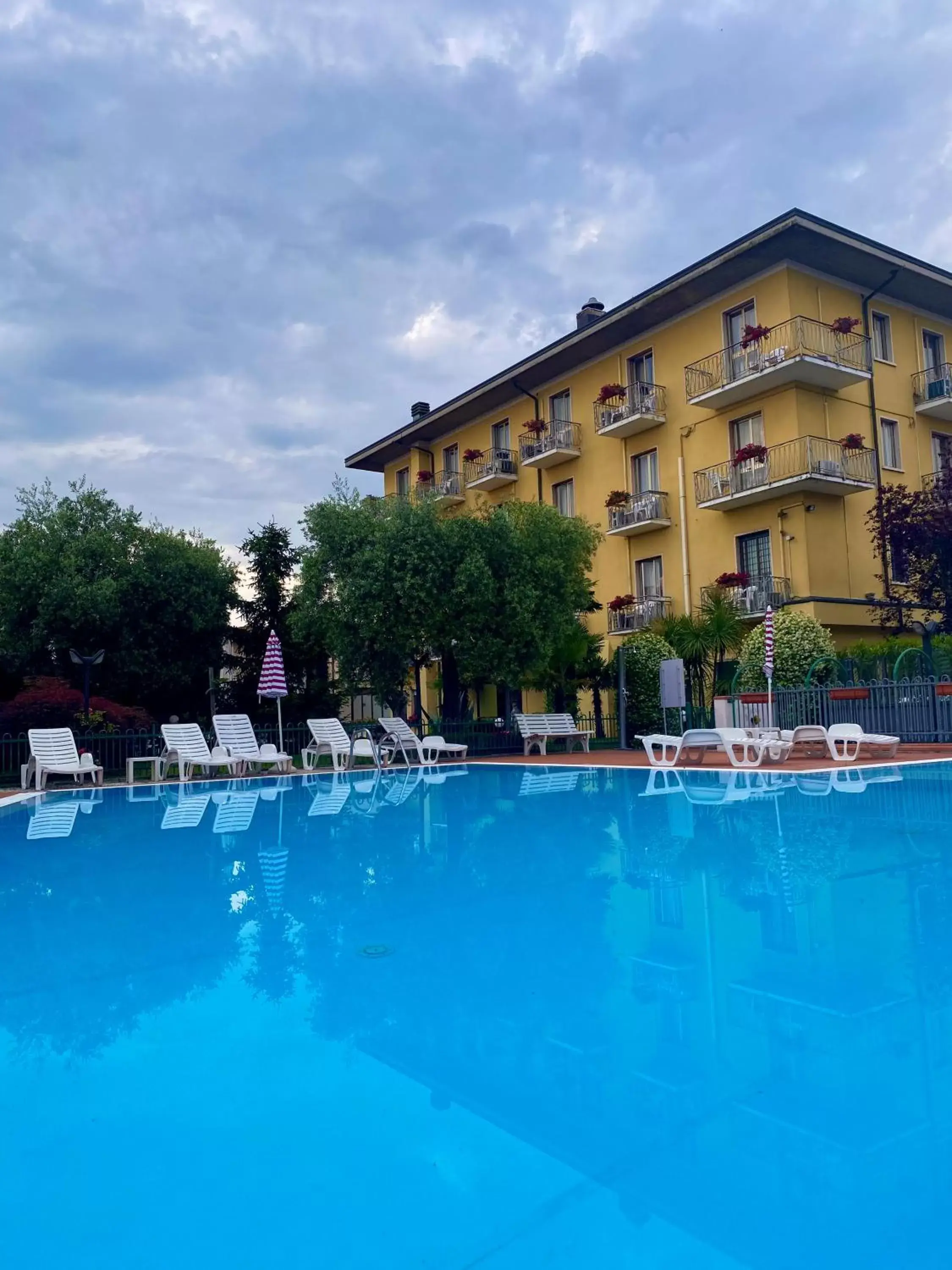 Swimming pool, Property Building in Hotel Bella Peschiera