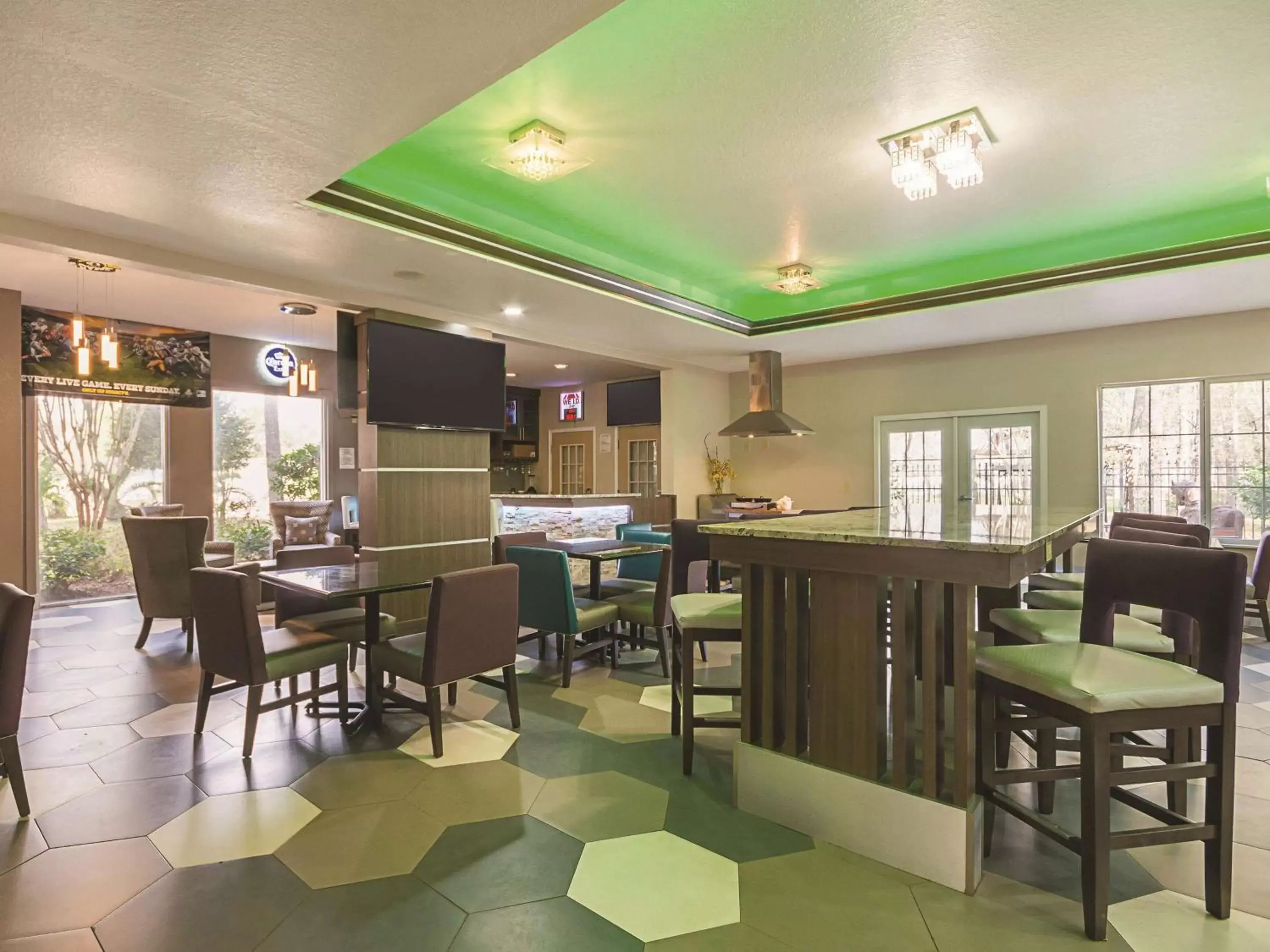 Restaurant/Places to Eat in La Quinta Inn & Suite Kingwood Houston IAH Airport 53200