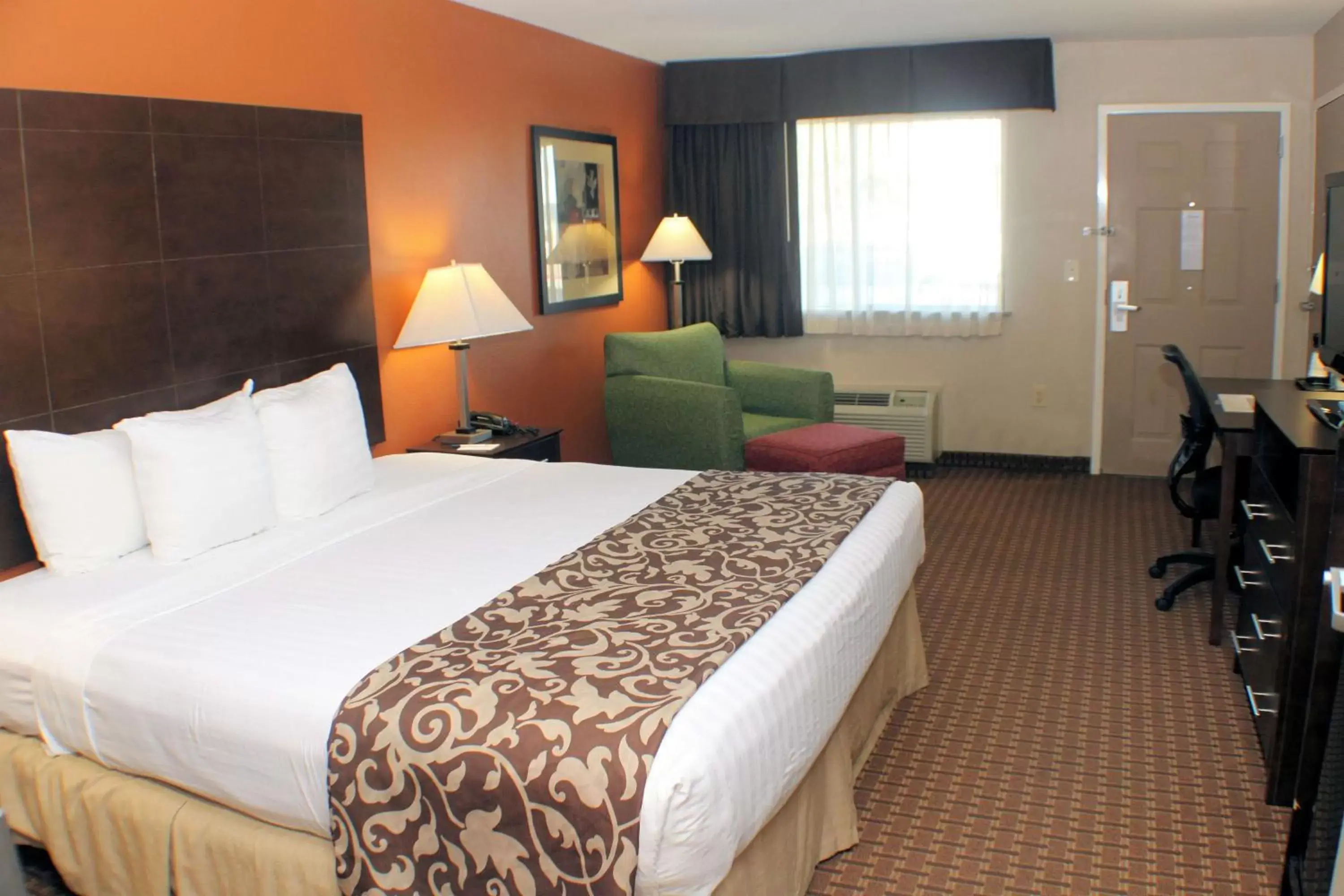 Photo of the whole room, Bed in Best Western Inn & Suites