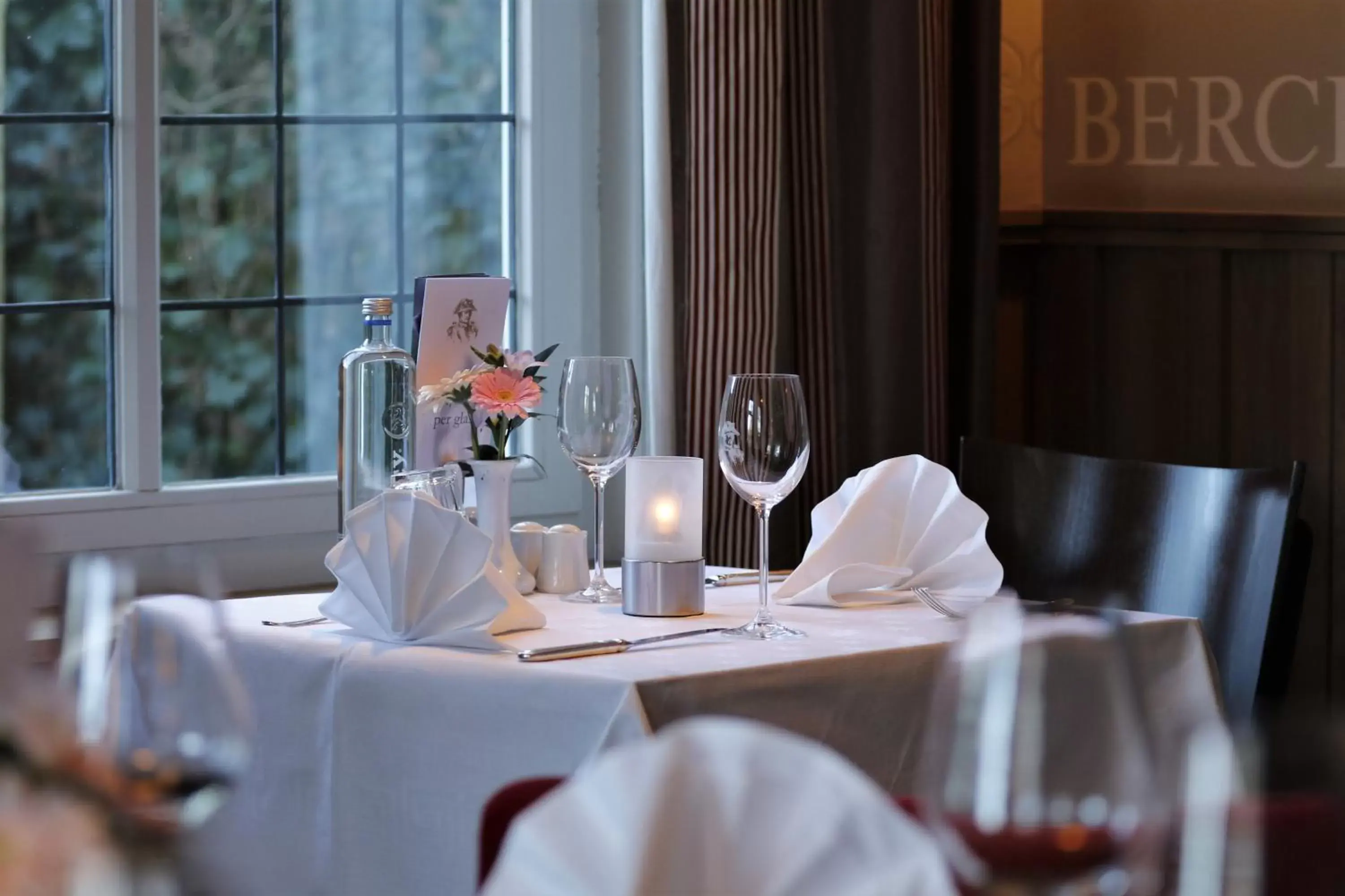 Restaurant/Places to Eat in Hotel Restaurant Oud London