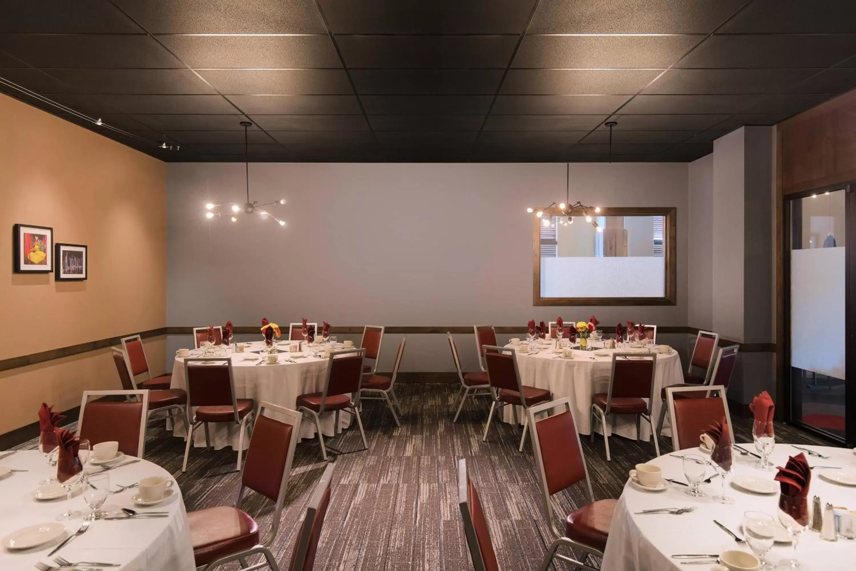 Meeting/conference room, Restaurant/Places to Eat in Four Points by Sheraton Seattle Airport South