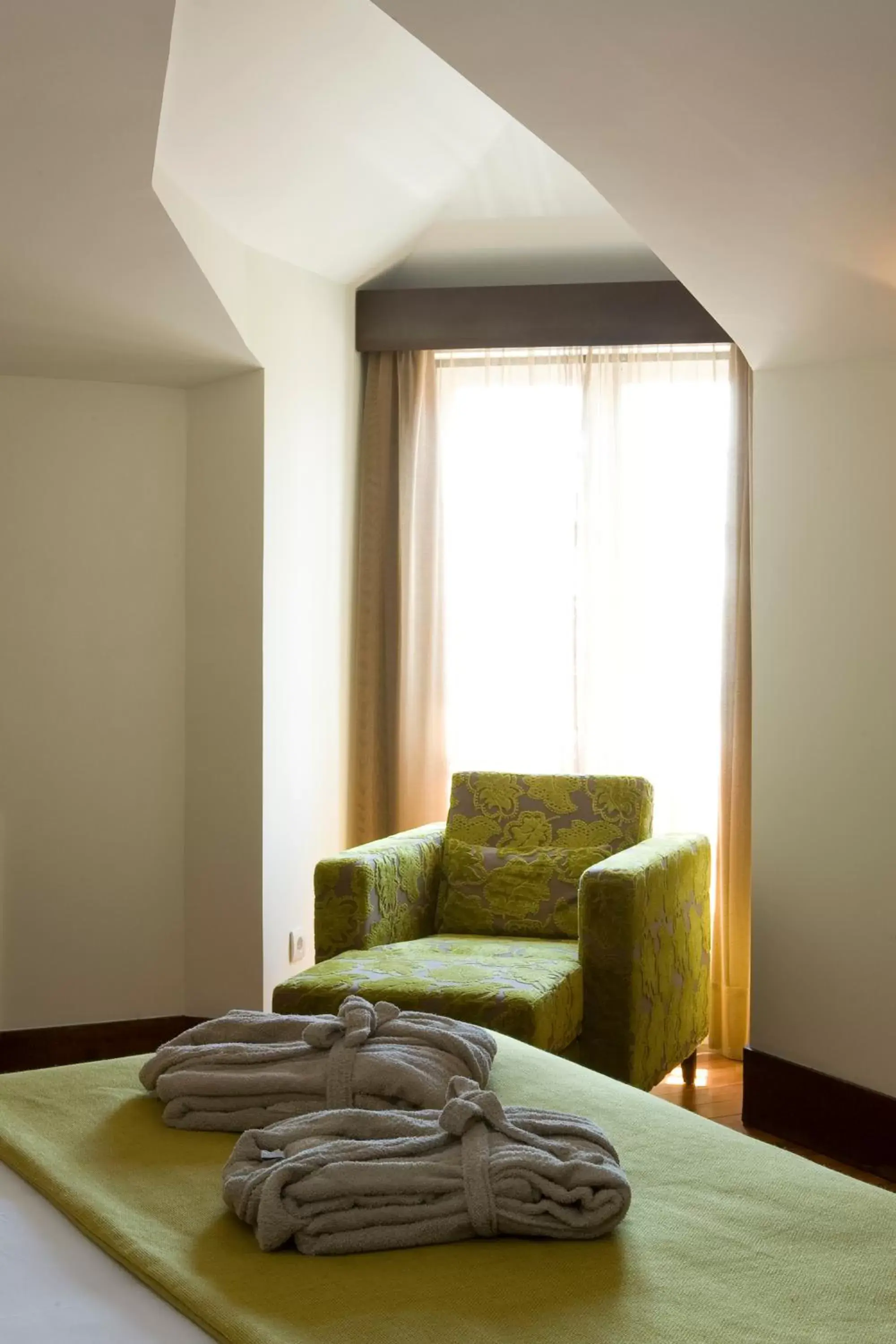 Bed, Seating Area in Hotel Lusitano