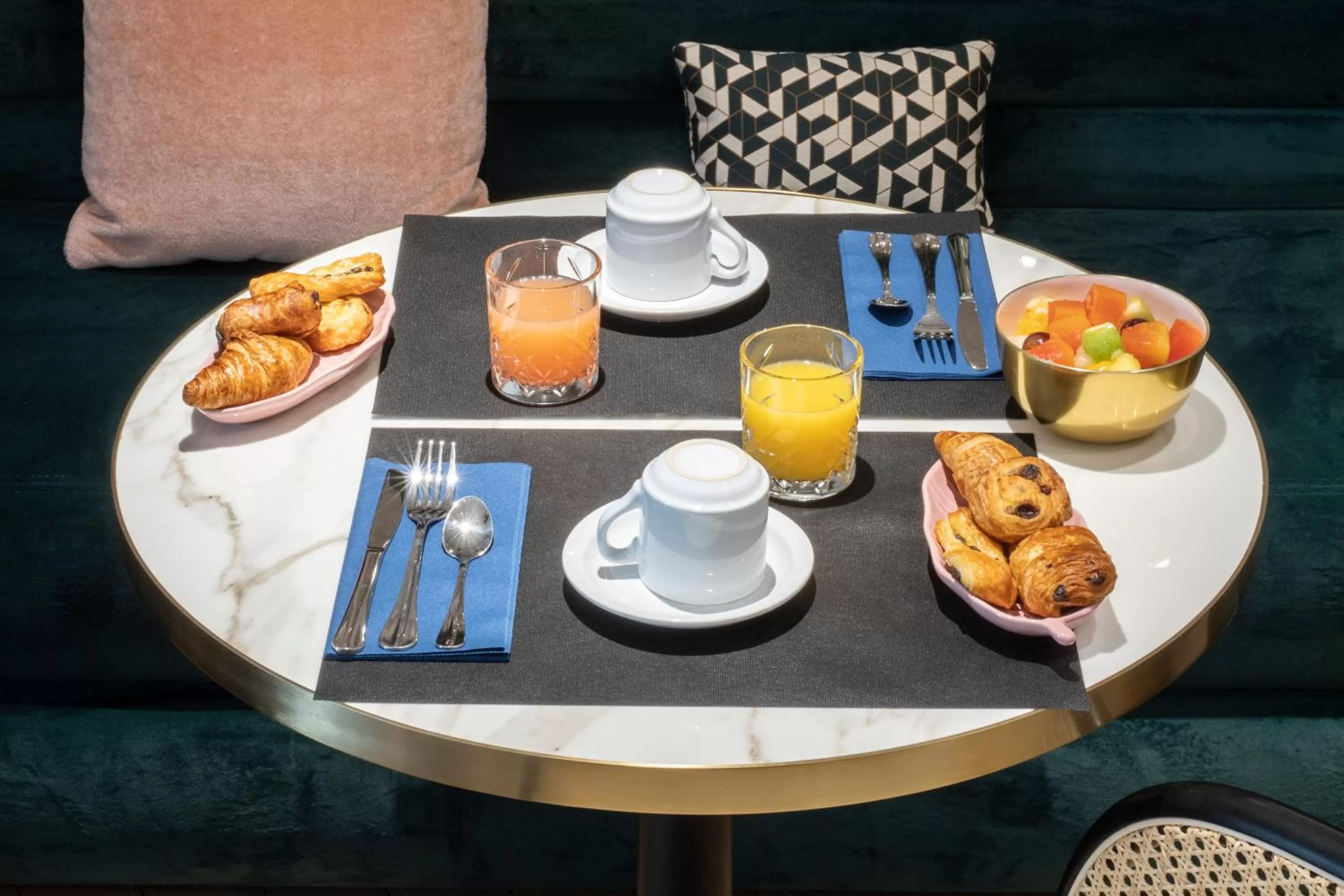 Food and drinks in Hôtel Parisianer