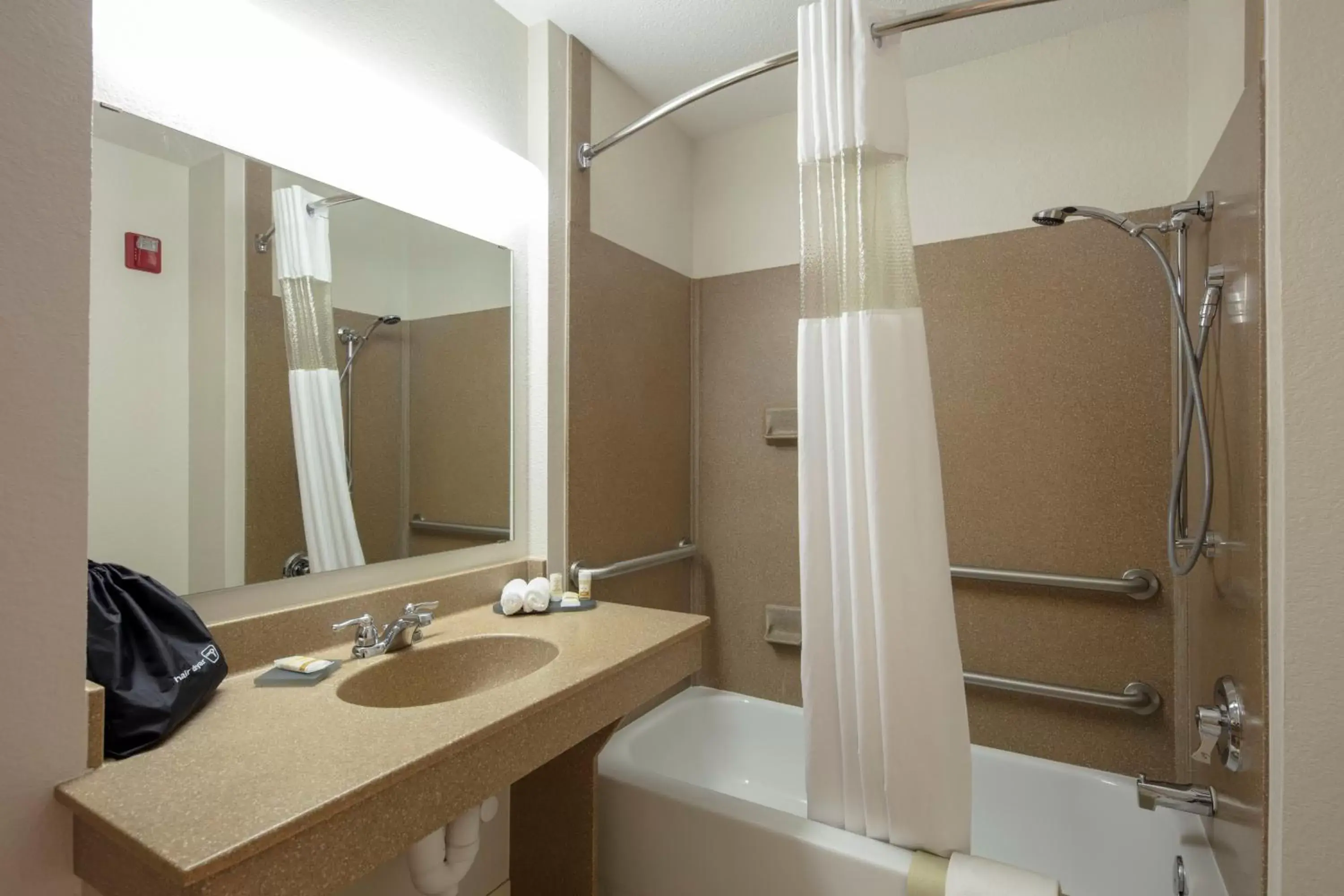 Bathroom in La Quinta by Wyndham Springfield Airport Plaza