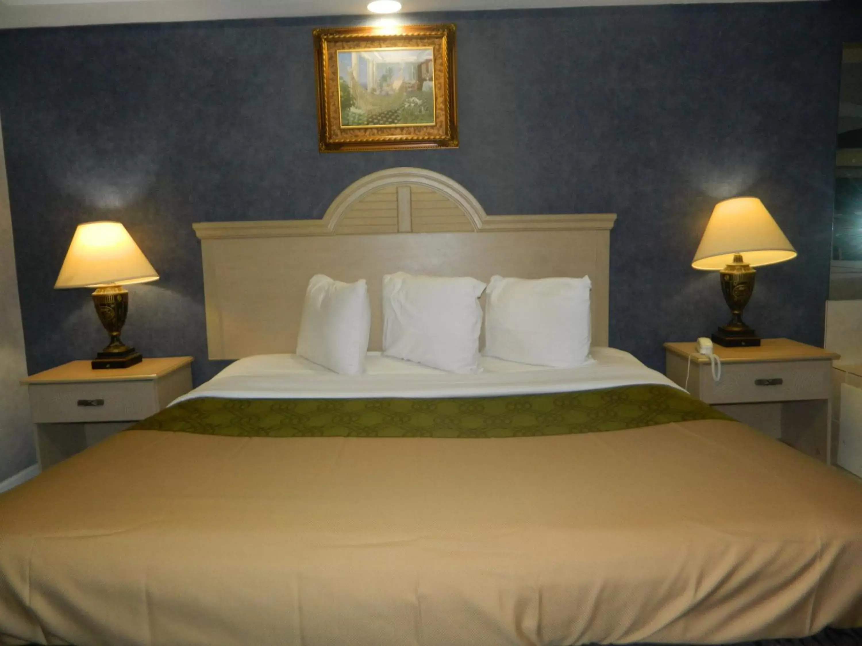 Bed in Village Inn & Suites - Smithville