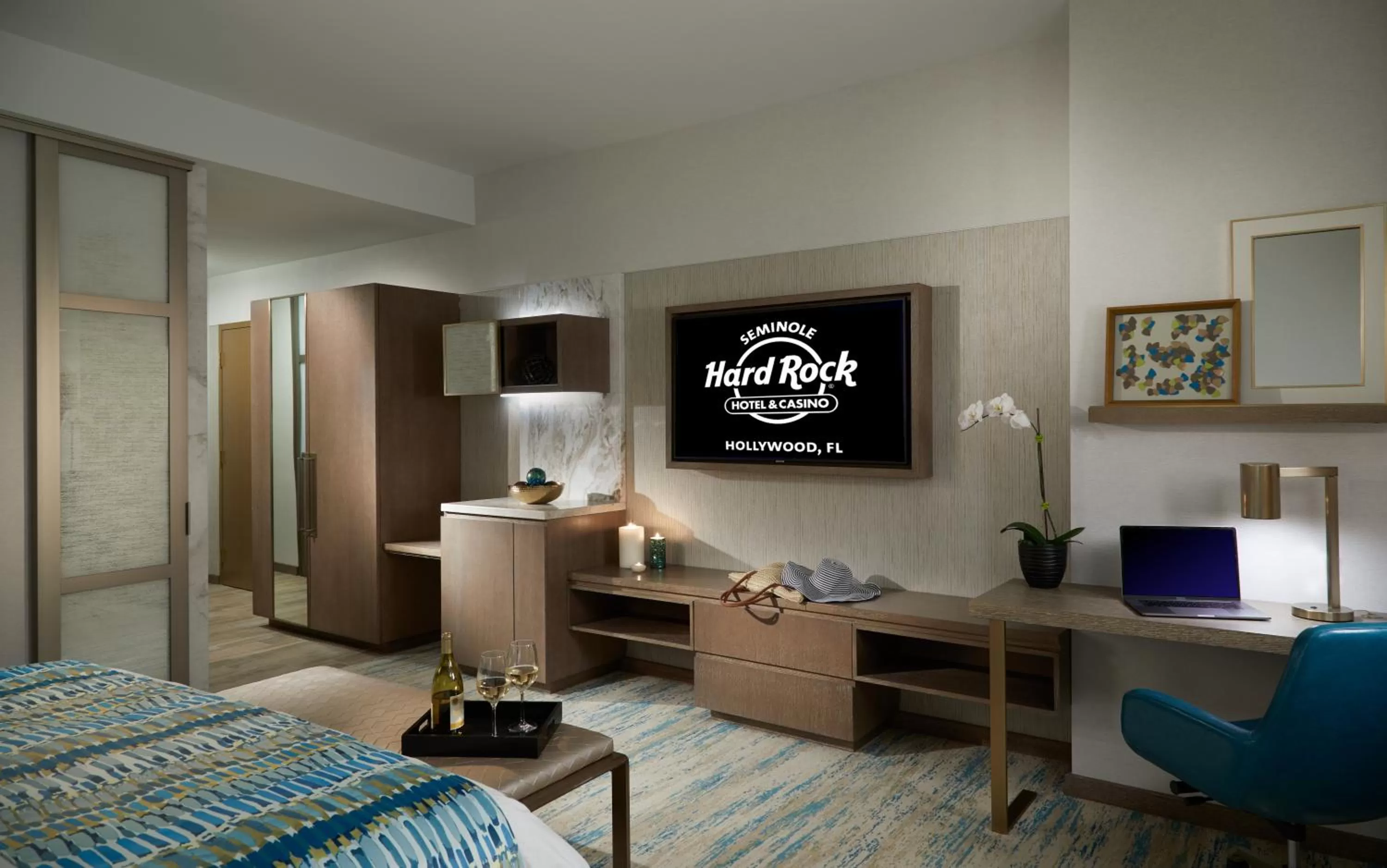 TV and multimedia, Bed in The Guitar Hotel at Seminole Hard Rock Hotel & Casino