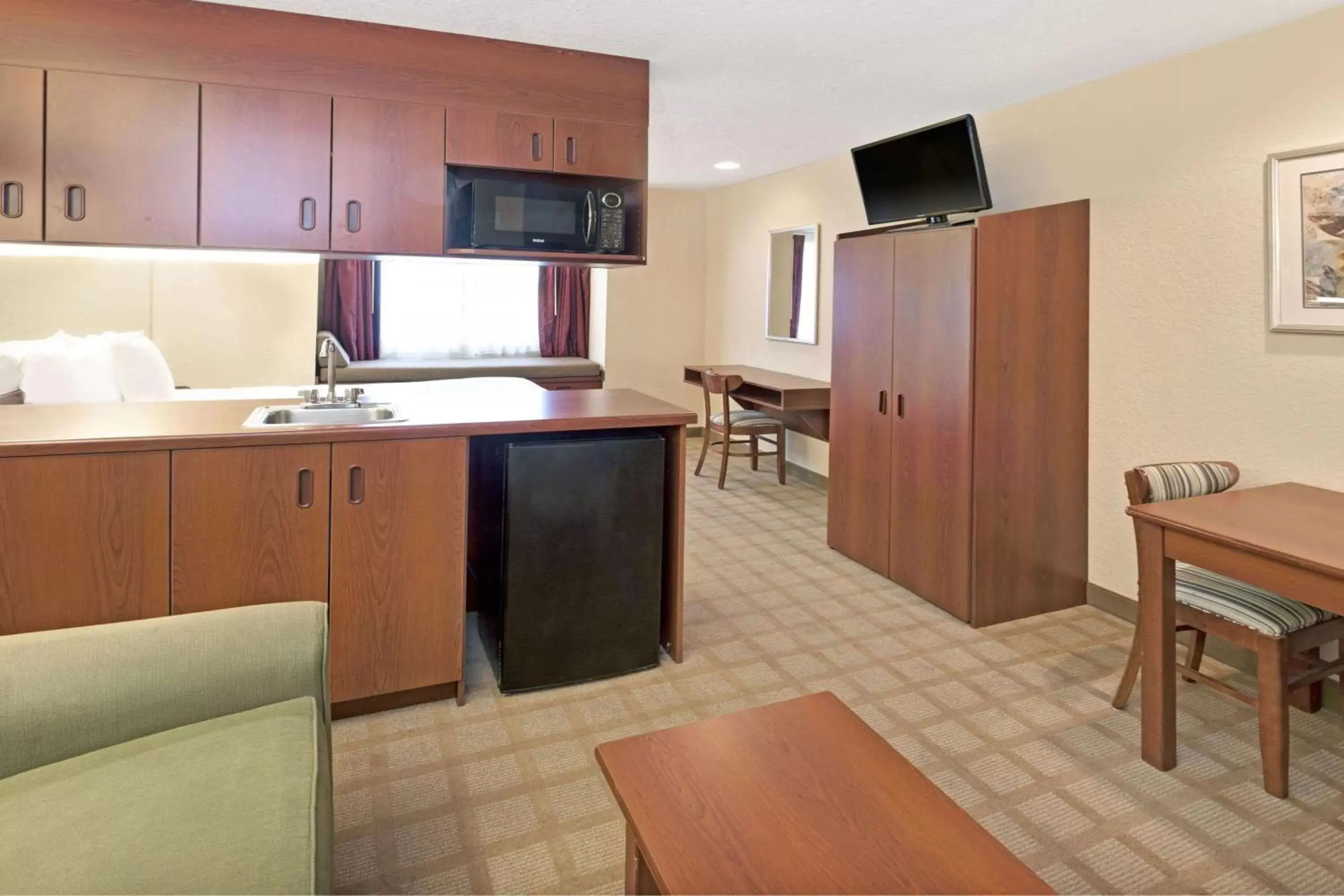 Photo of the whole room, Kitchen/Kitchenette in Microtel Inn & Suites by Wyndham Jasper