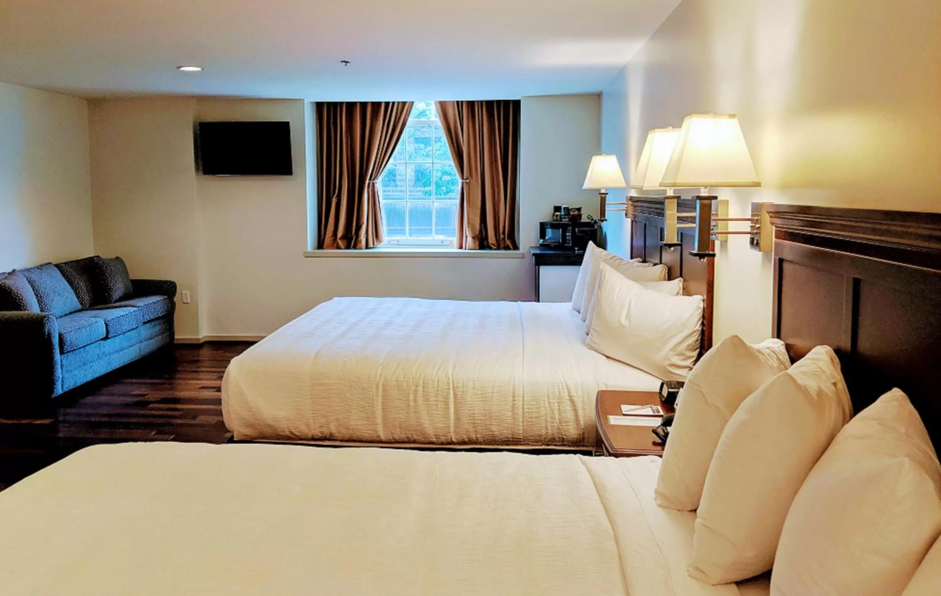 Photo of the whole room, Bed in Grand Eastonian Hotel & Suites