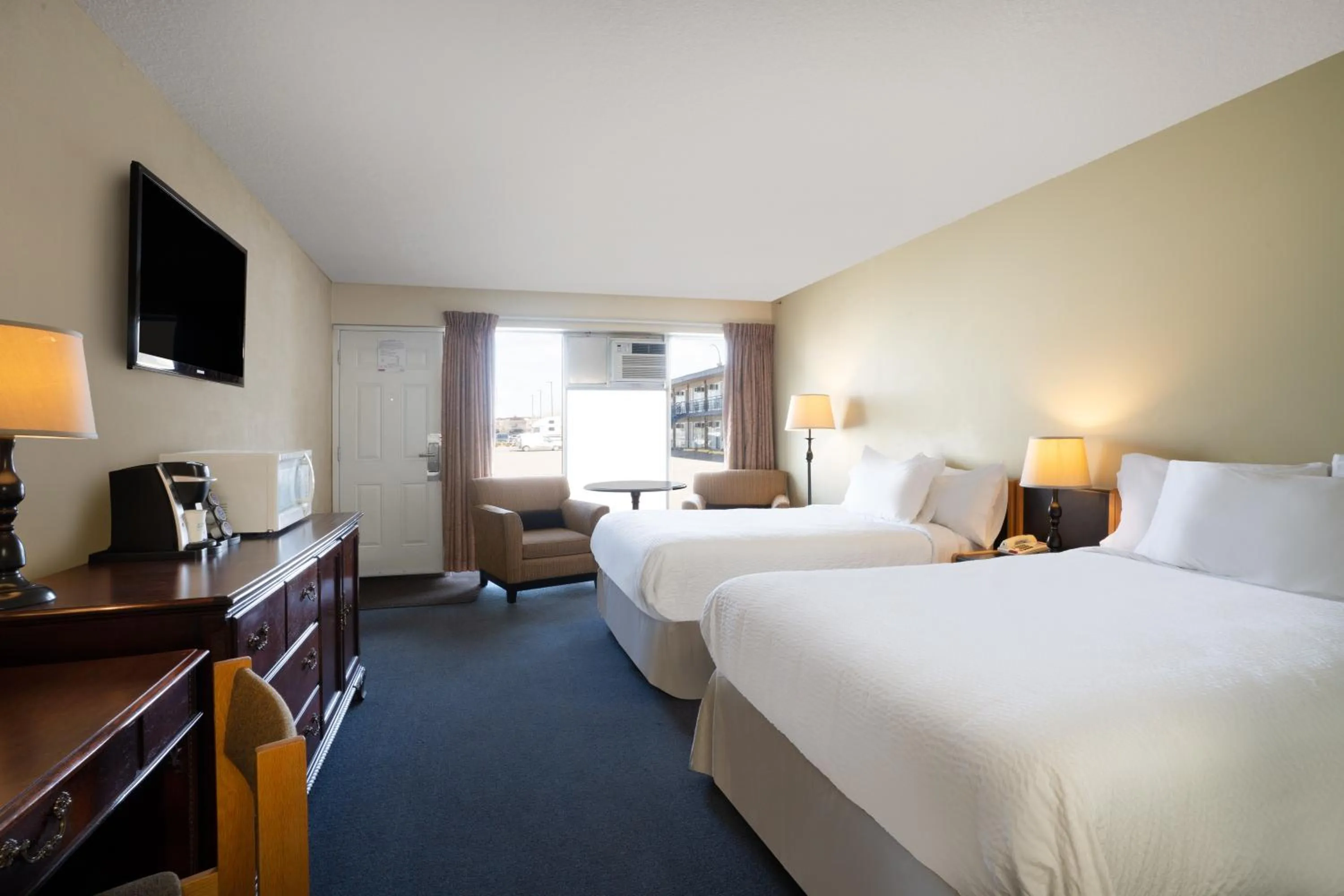 Photo of the whole room, Bed in Thriftlodge by Wyndham Regina North