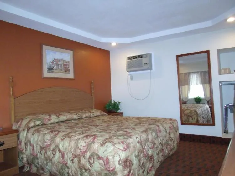 Bed in Woodlawn Hills Motel