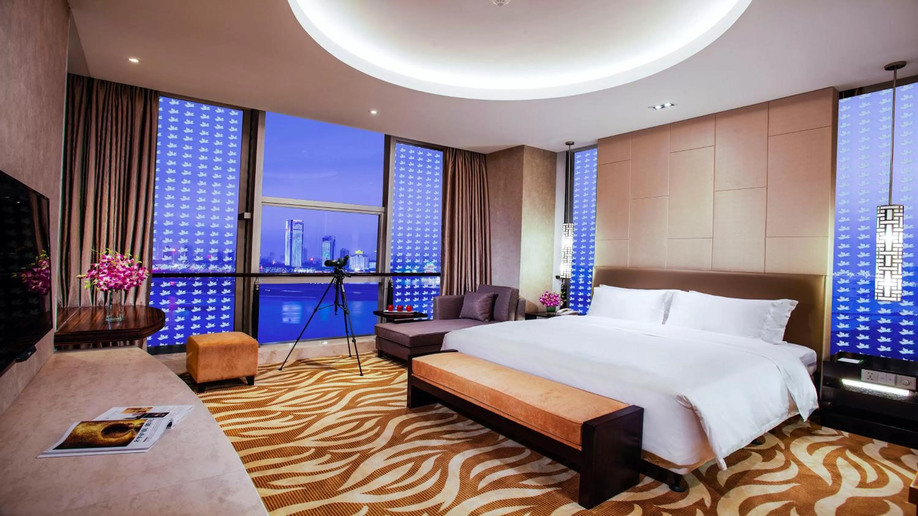 Photo of the whole room, Bed in Holiday Inn Nanchang Riverside by IHG