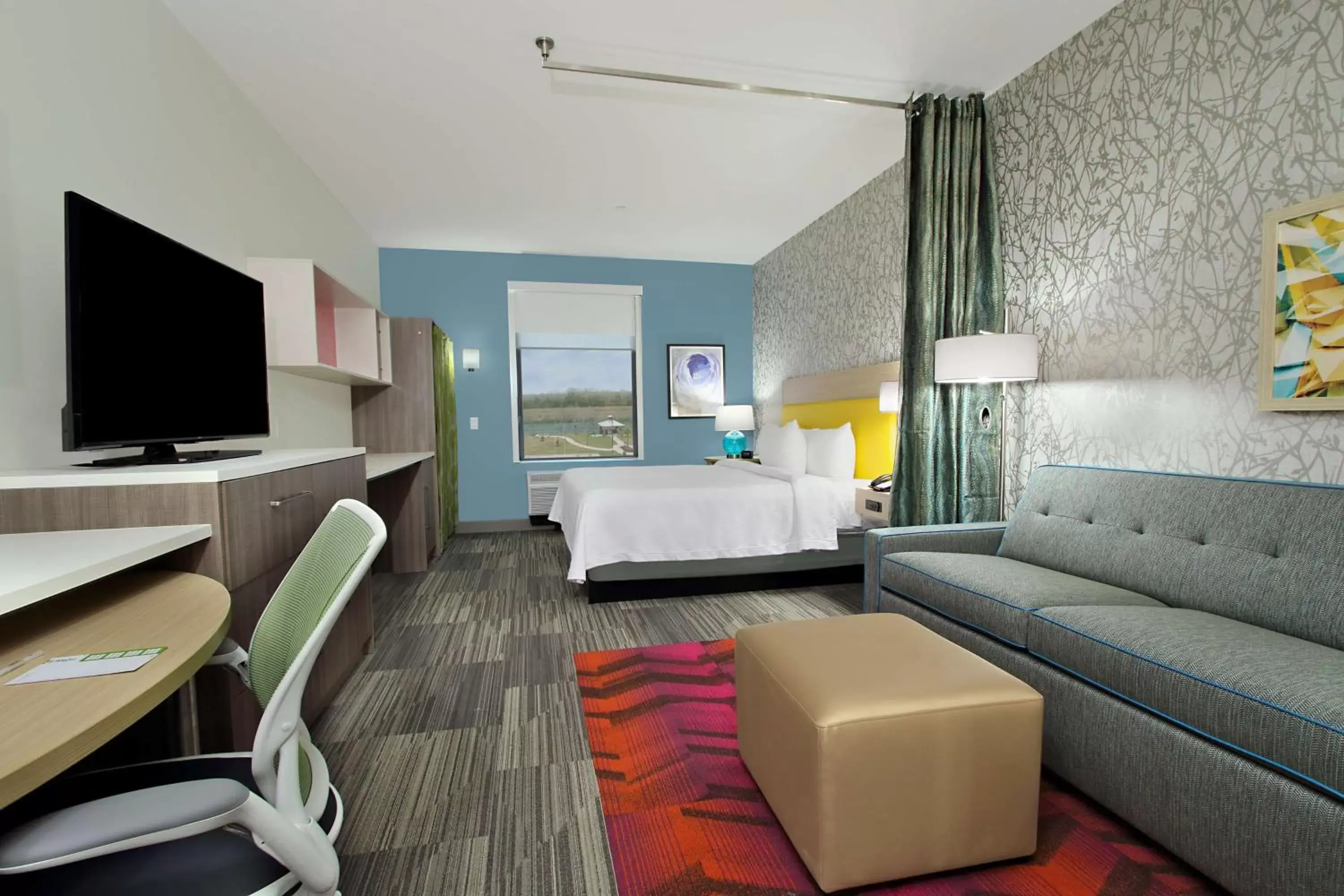 Bed, Seating Area in Home2 Suites By Hilton Beaumont, Tx