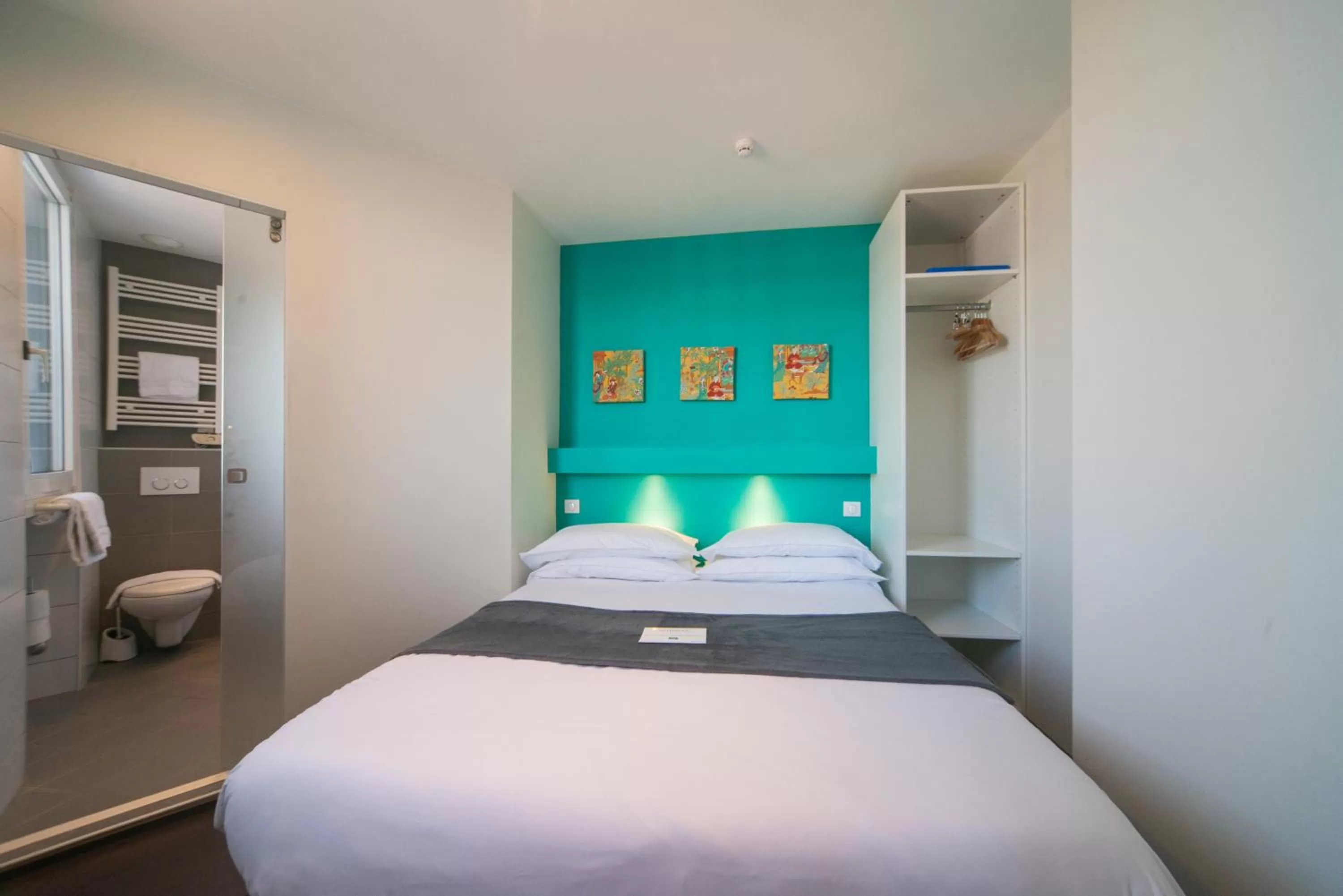 Bathroom, Bed in Residence Metropole Toulouse