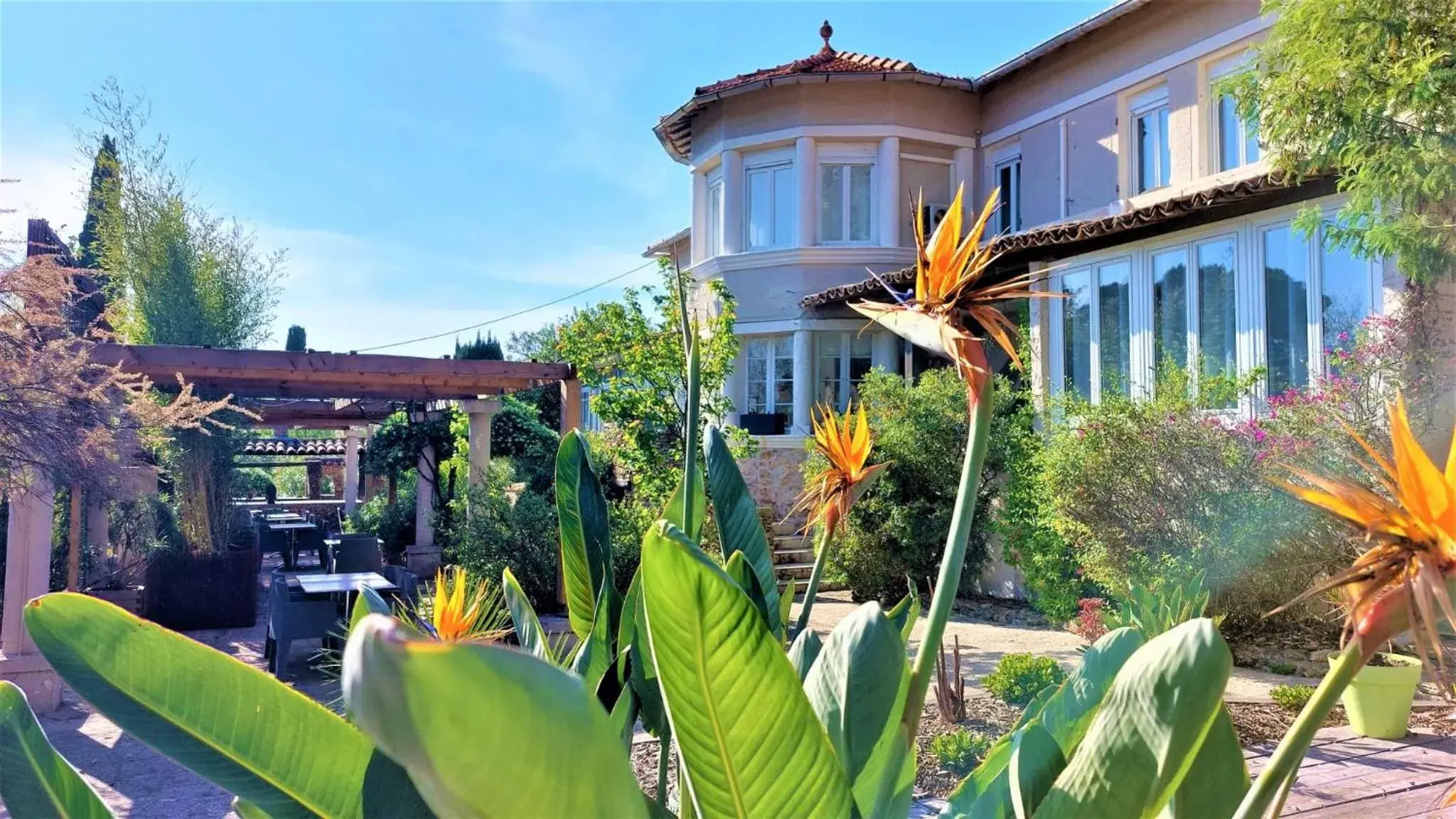 Property Building in Hotel Les Jardins de Bormes