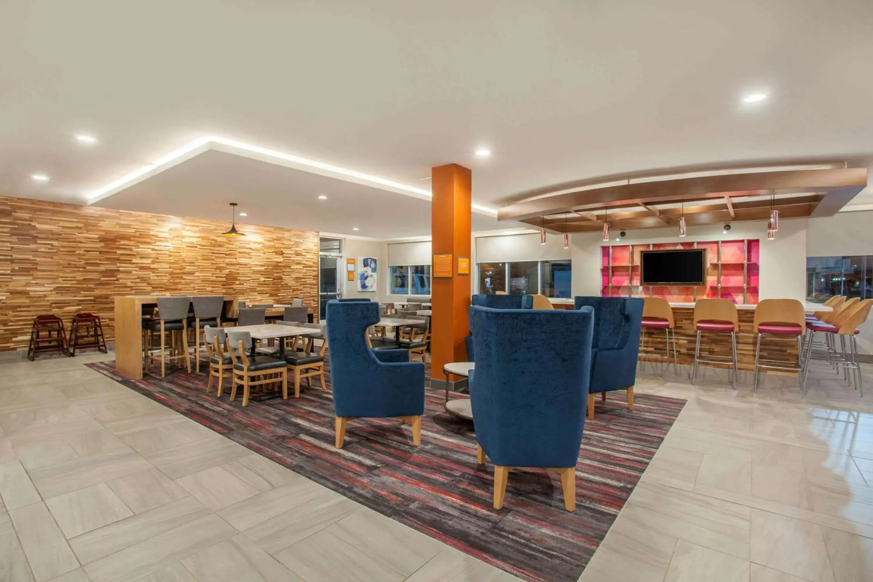 Restaurant/places to eat, Lobby/Reception in La Quinta by Wyndham Madera