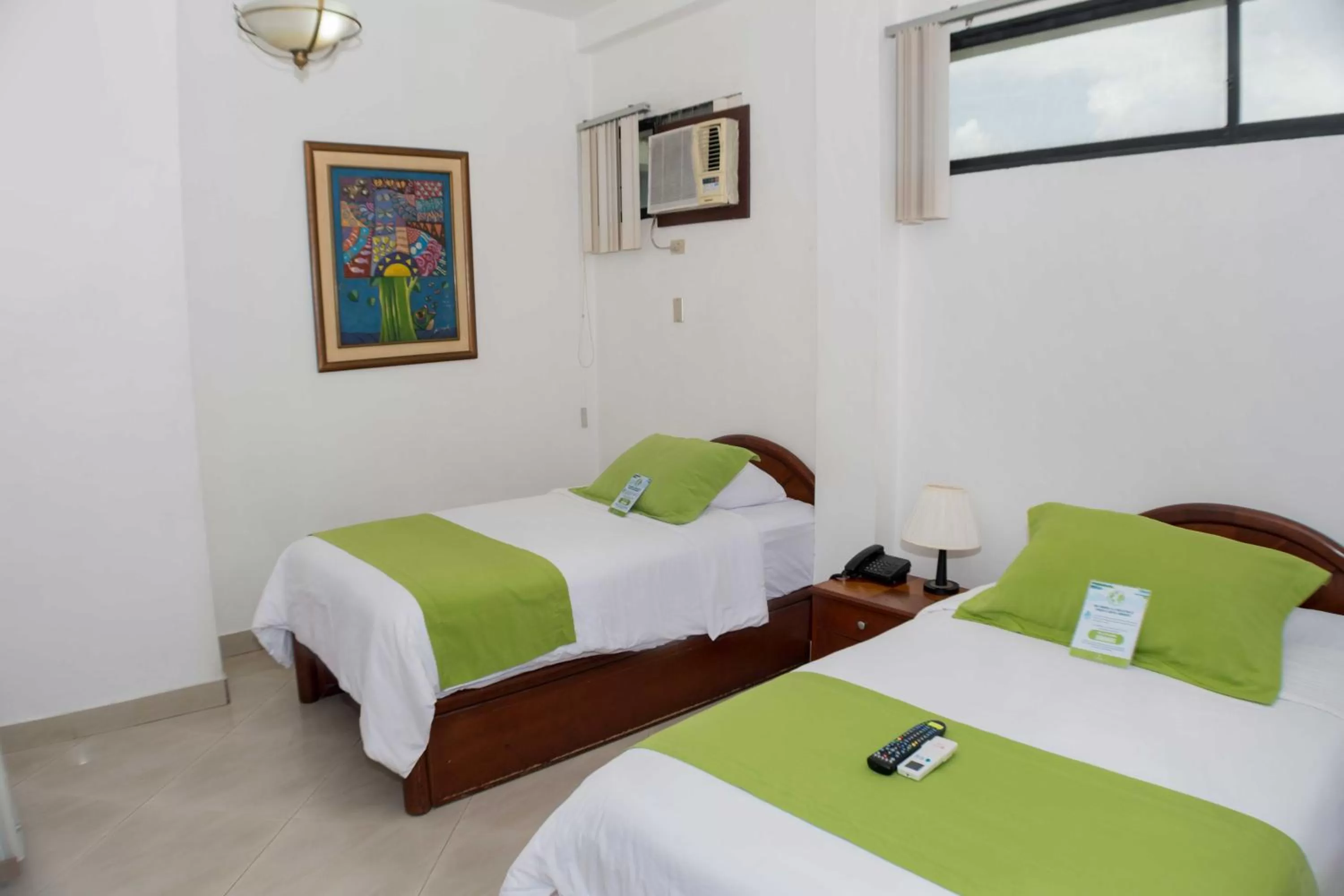 Bed in Hotel Castell - Cerca Del Aeropuerto