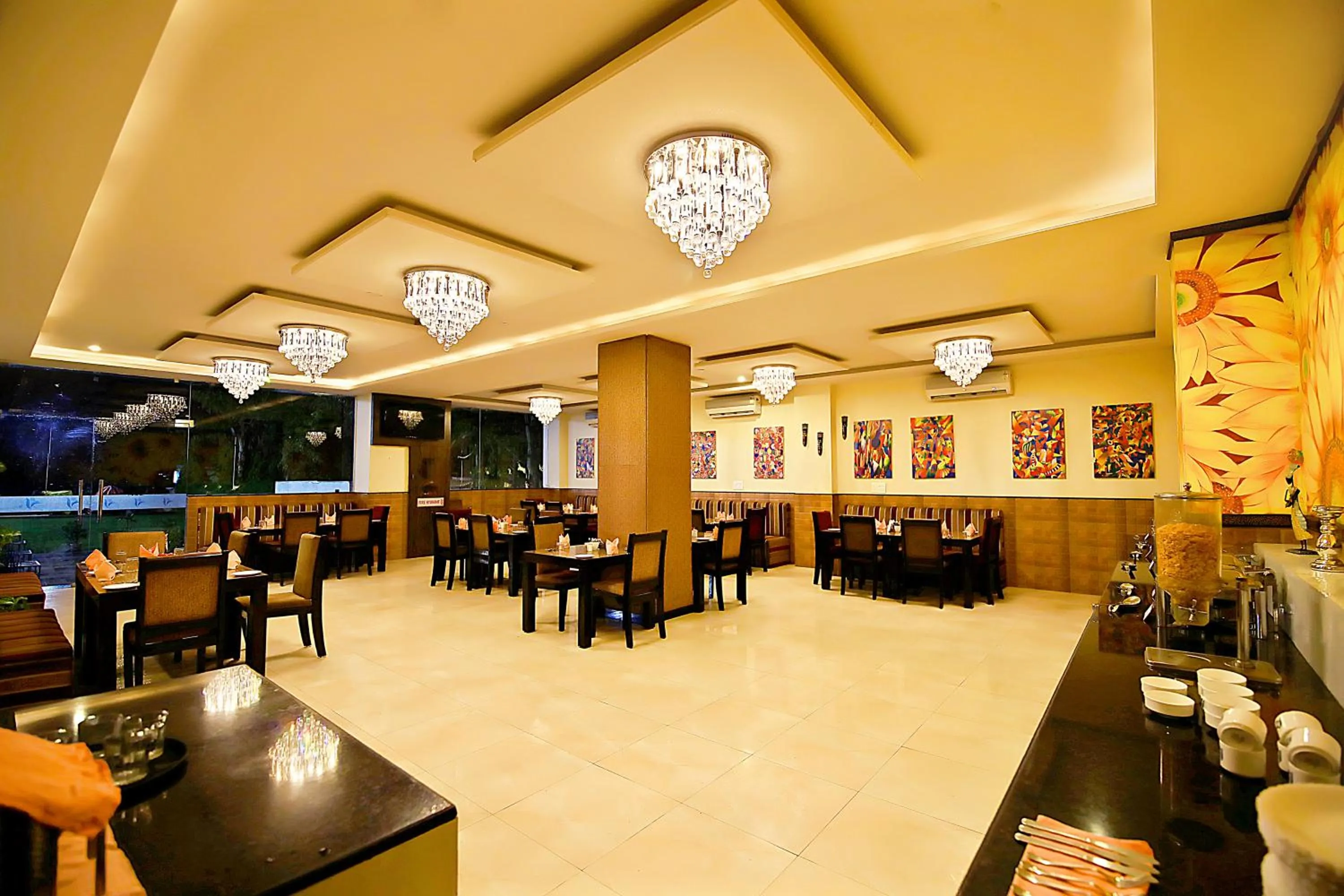 Restaurant/places to eat in Hotel Metropolitan