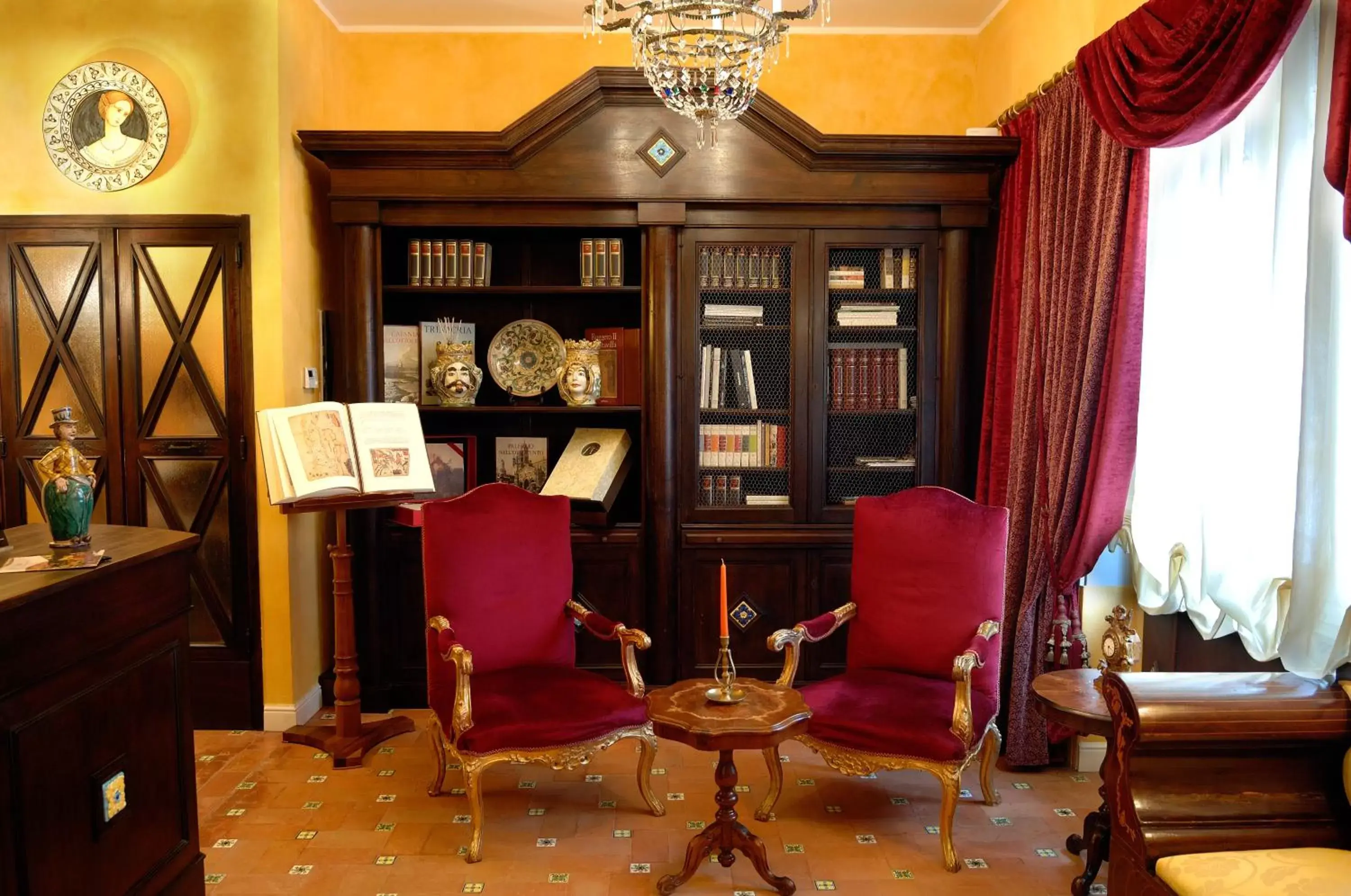 Library in Hotel Villa Dorata