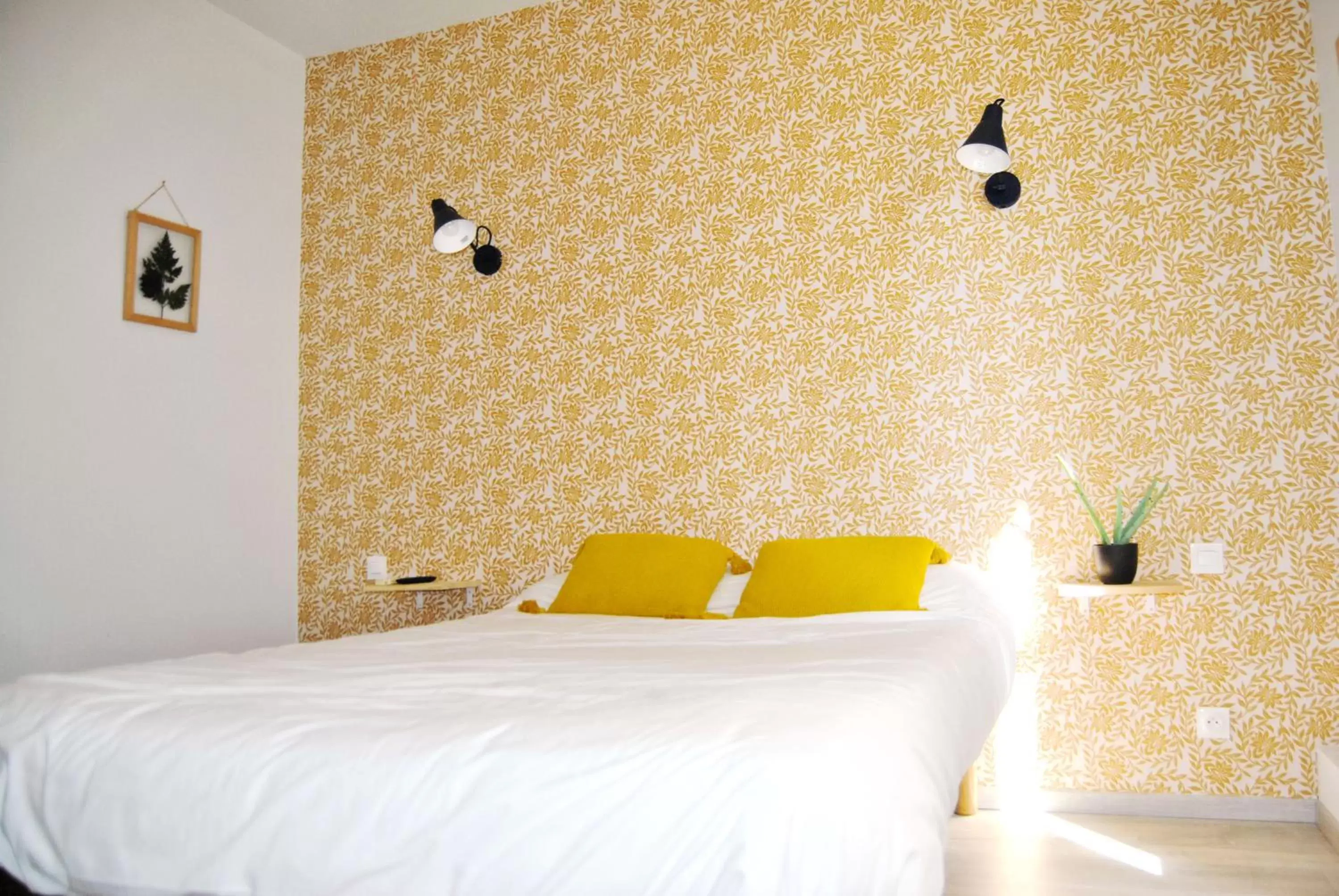Double Room with Private Bathroom in Hôtel le Thurot