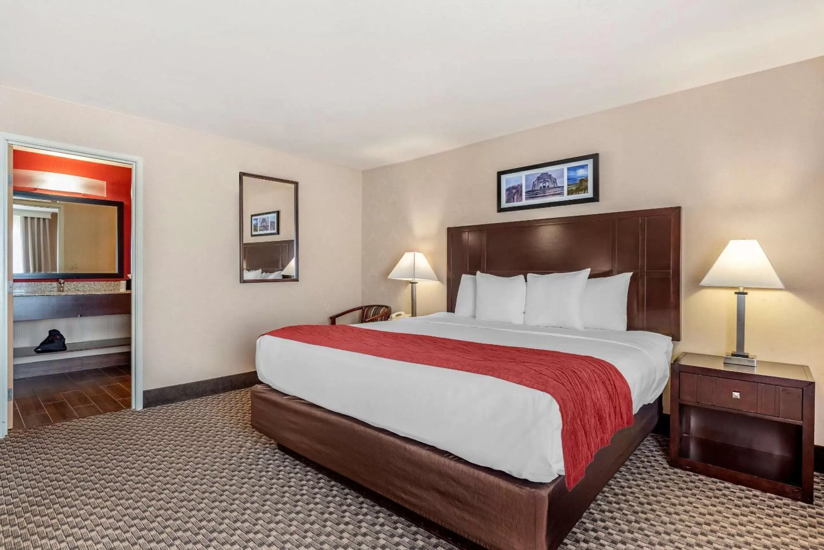 Photo of the whole room, Bed in Comfort Inn Troutdale-Portland East