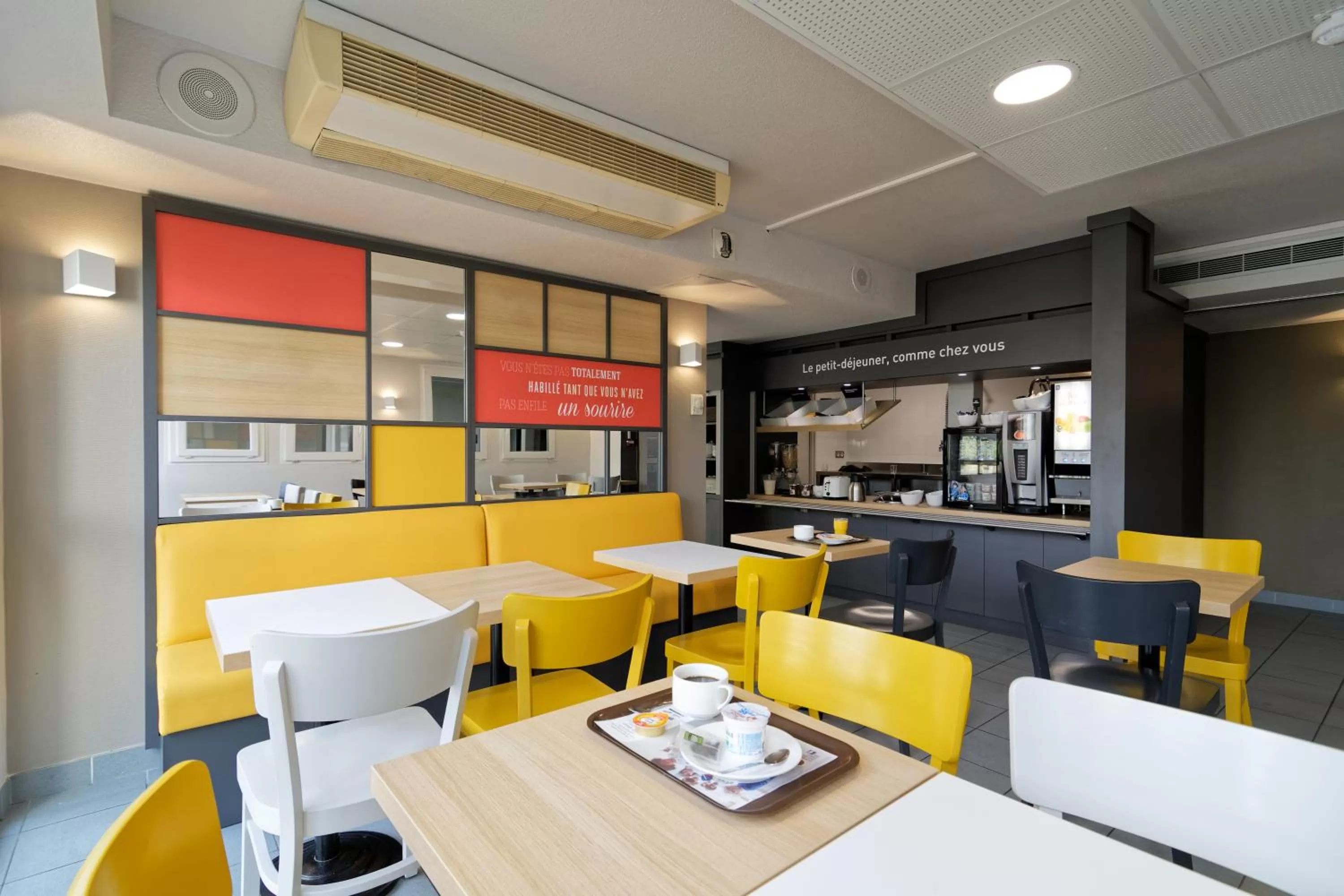 Buffet breakfast in B&B HOTEL CHATEAUROUX Aéroport