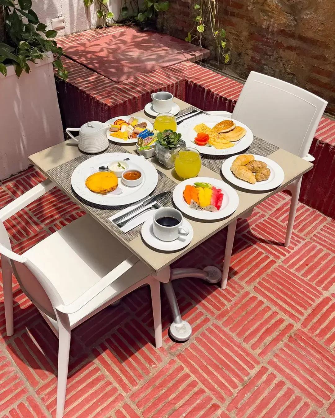 Dining area in Delirio Hotel