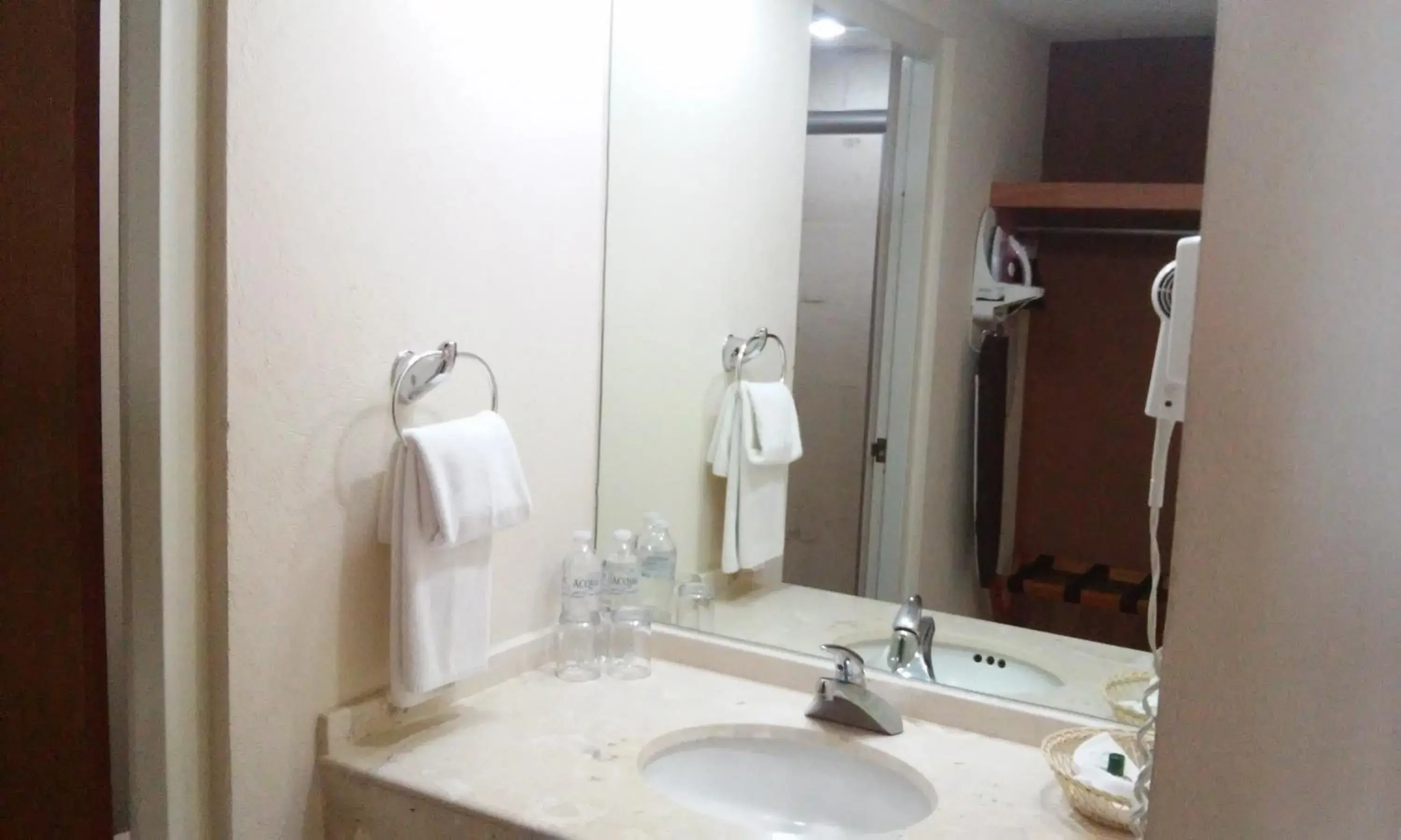 Bathroom in Balajú Hotel & Suites