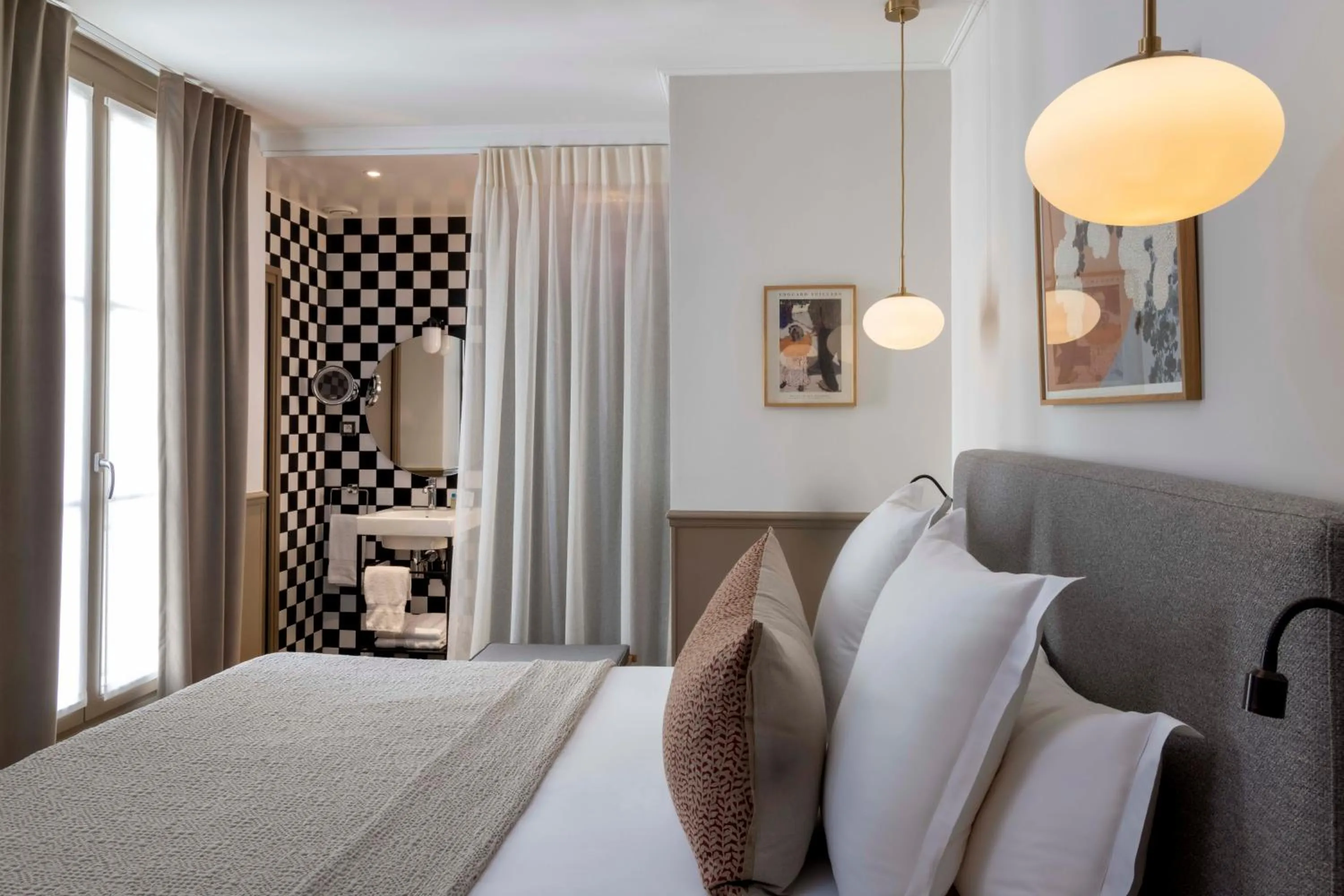 Property building, Bed in Le Petit Beaumarchais Hotel & Spa