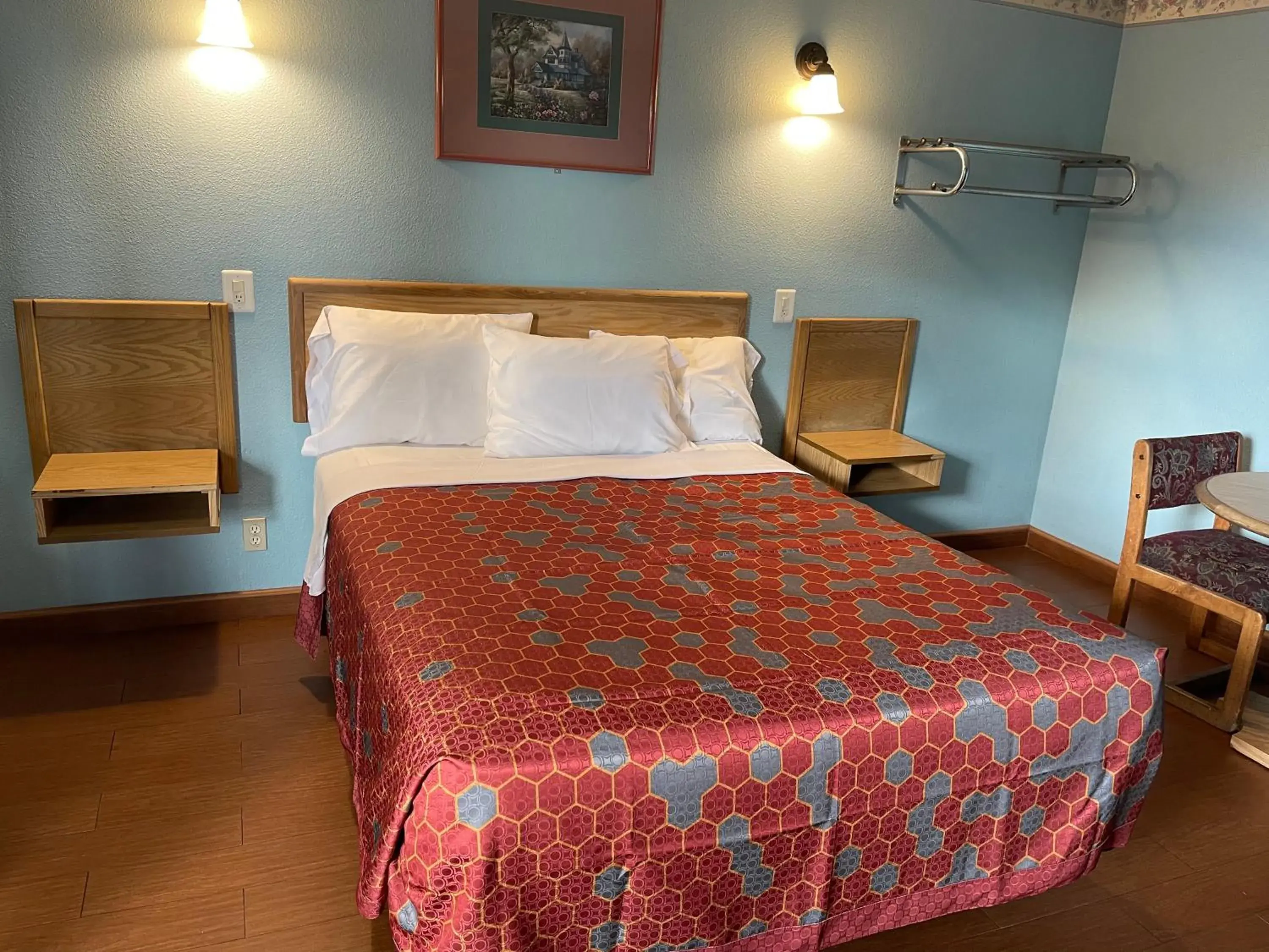 Bed in Chester Inn Motel