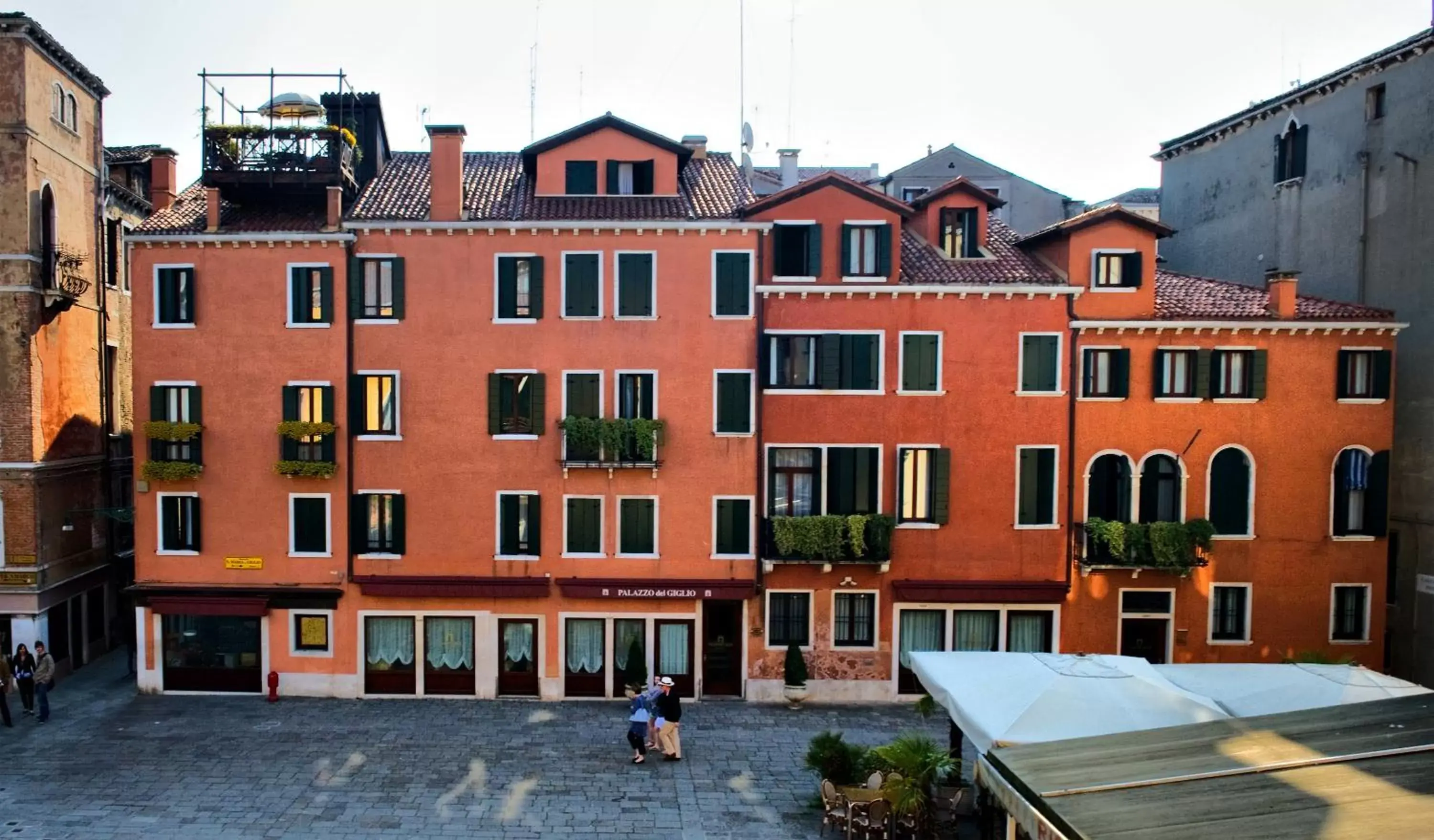 Facade/entrance, Property Building in Palazzo del Giglio