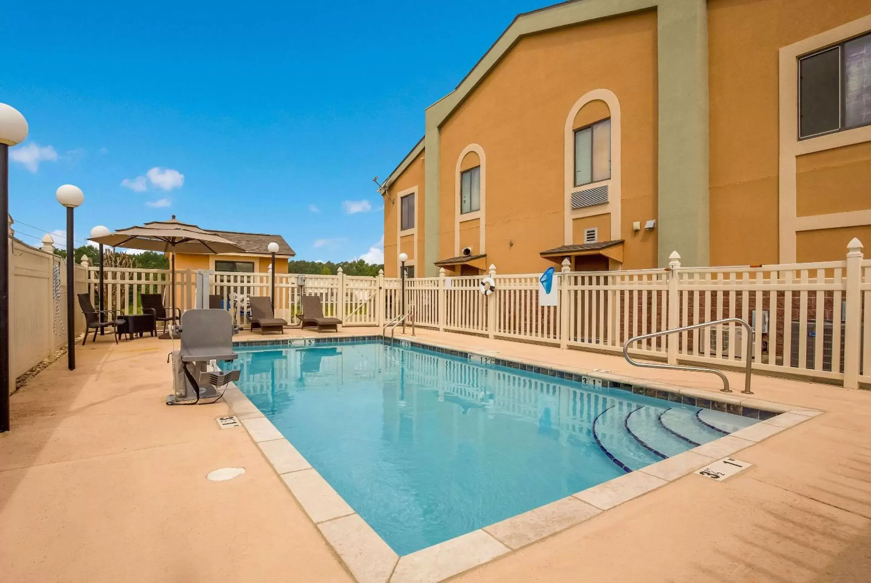 Swimming Pool in Quality Inn Thomasville-Northpark
