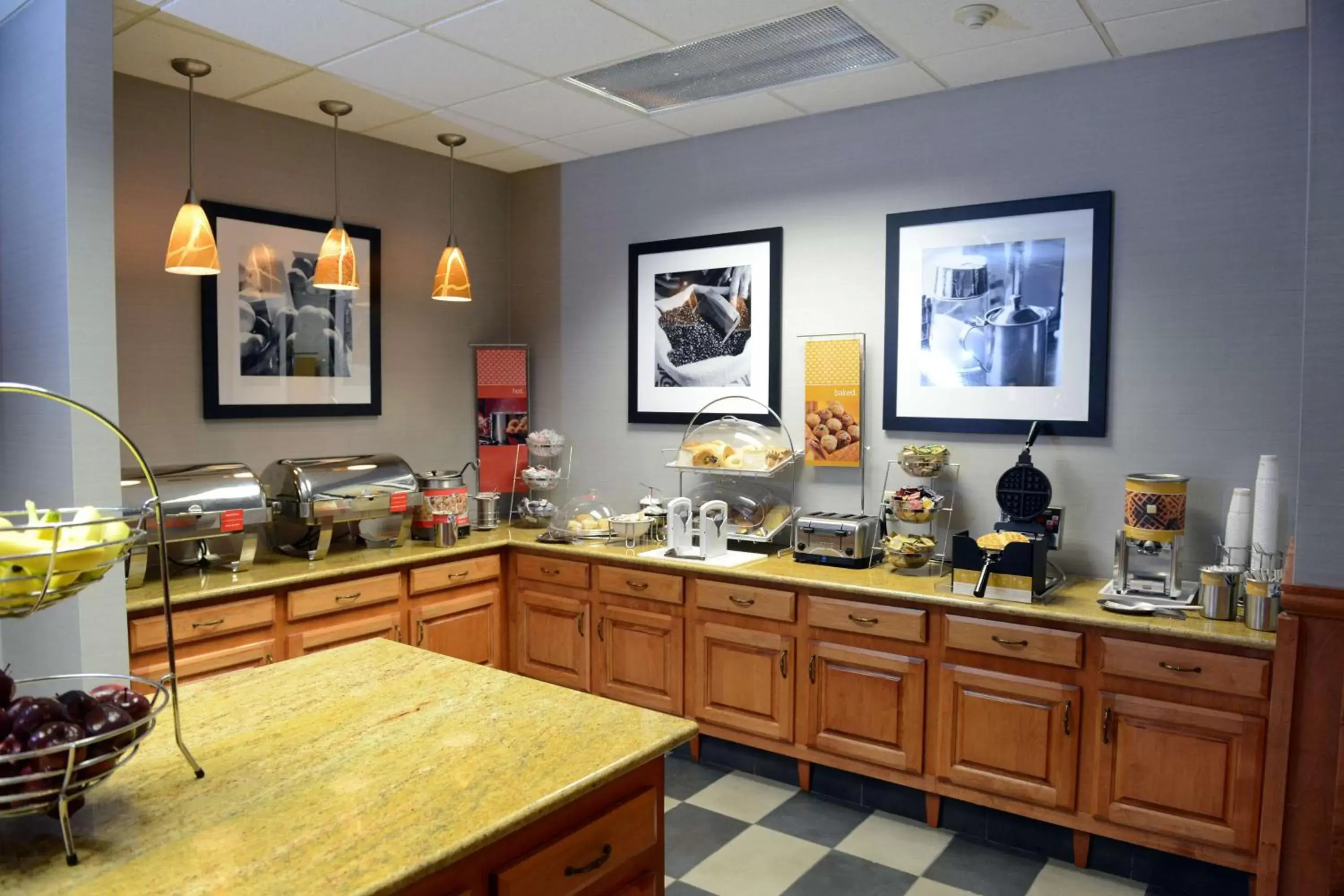 Dining area, Restaurant/Places to Eat in Hampton Inn & Suites by Hilton Windsor