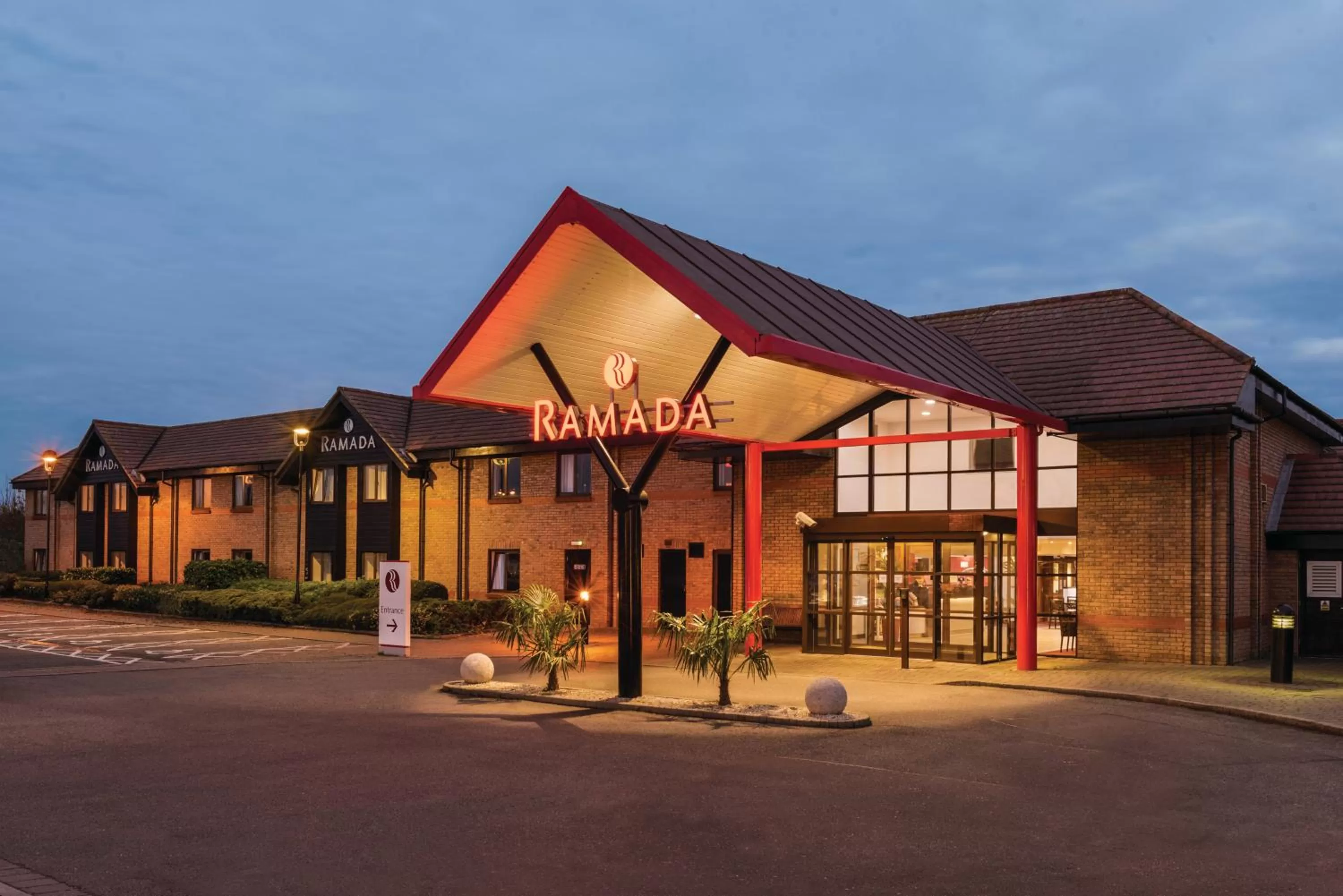 Facade/entrance in Ramada Cambridge