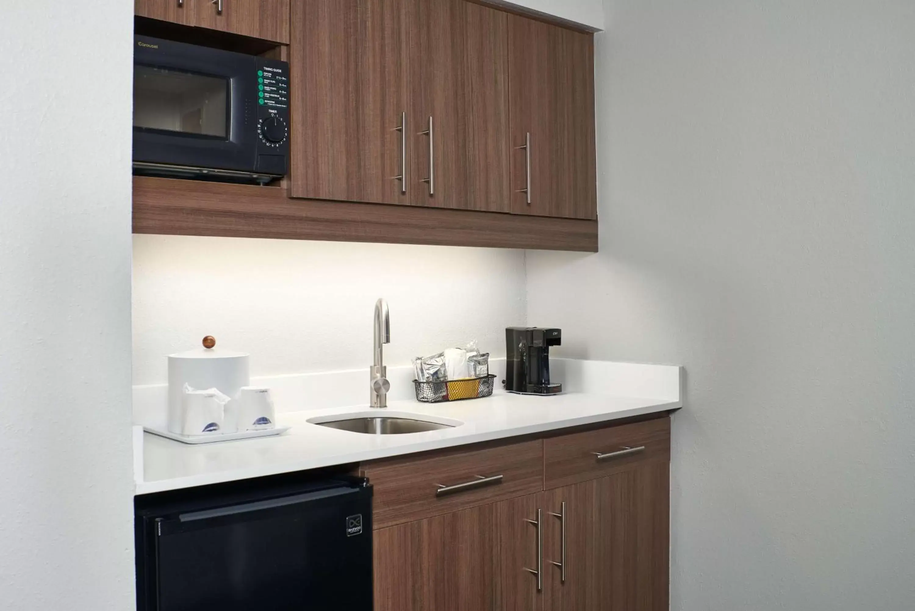 Photo of the whole room, Kitchen/Kitchenette in Hampton Inn Juno Beach