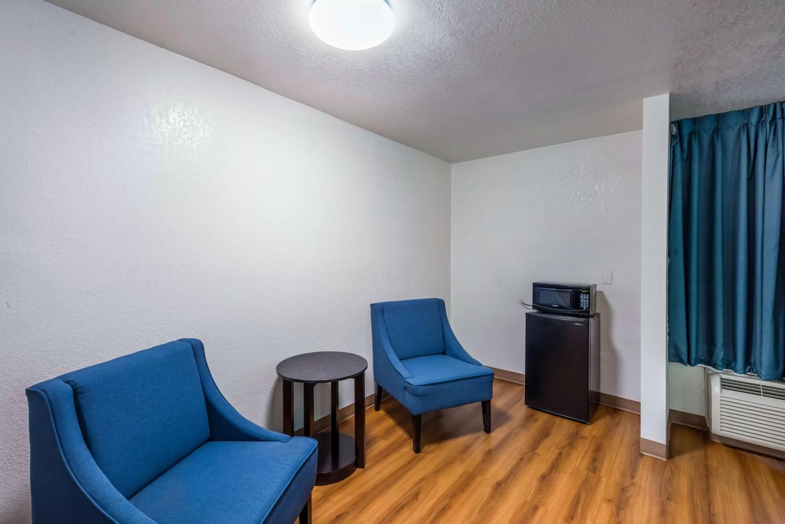 Seating area in Motel 6-Irving, TX - Irving DFW Airport East
