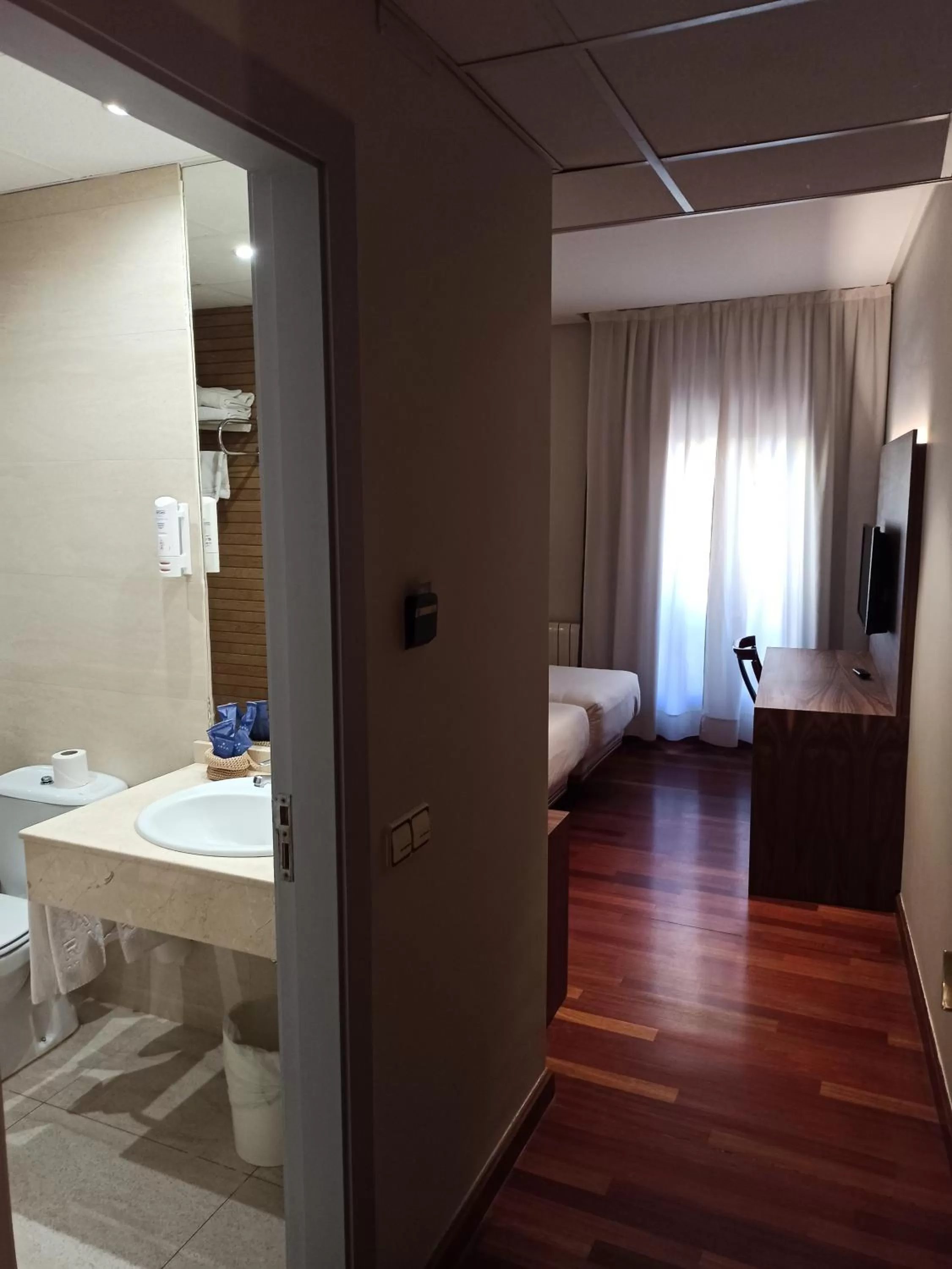 Bathroom, Bed in ARVA Spa París