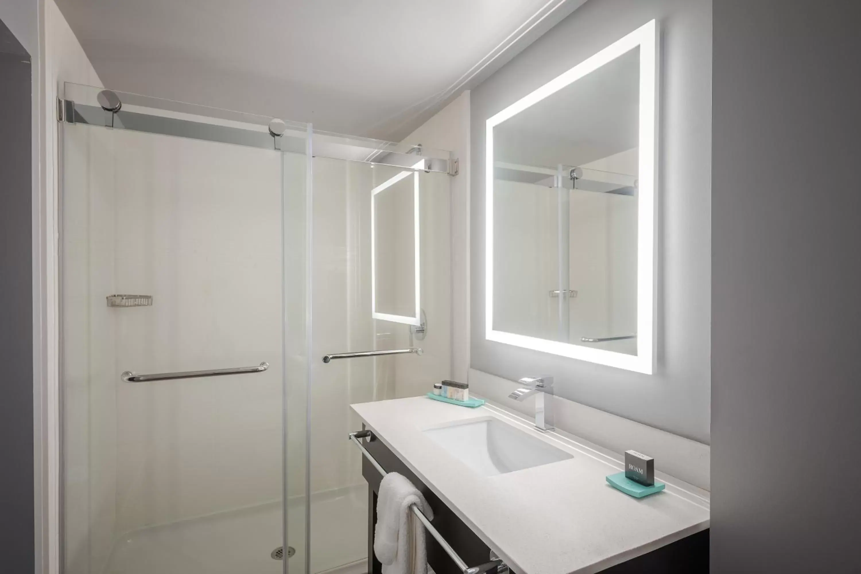 Shower, Bathroom in Hotel Interurban