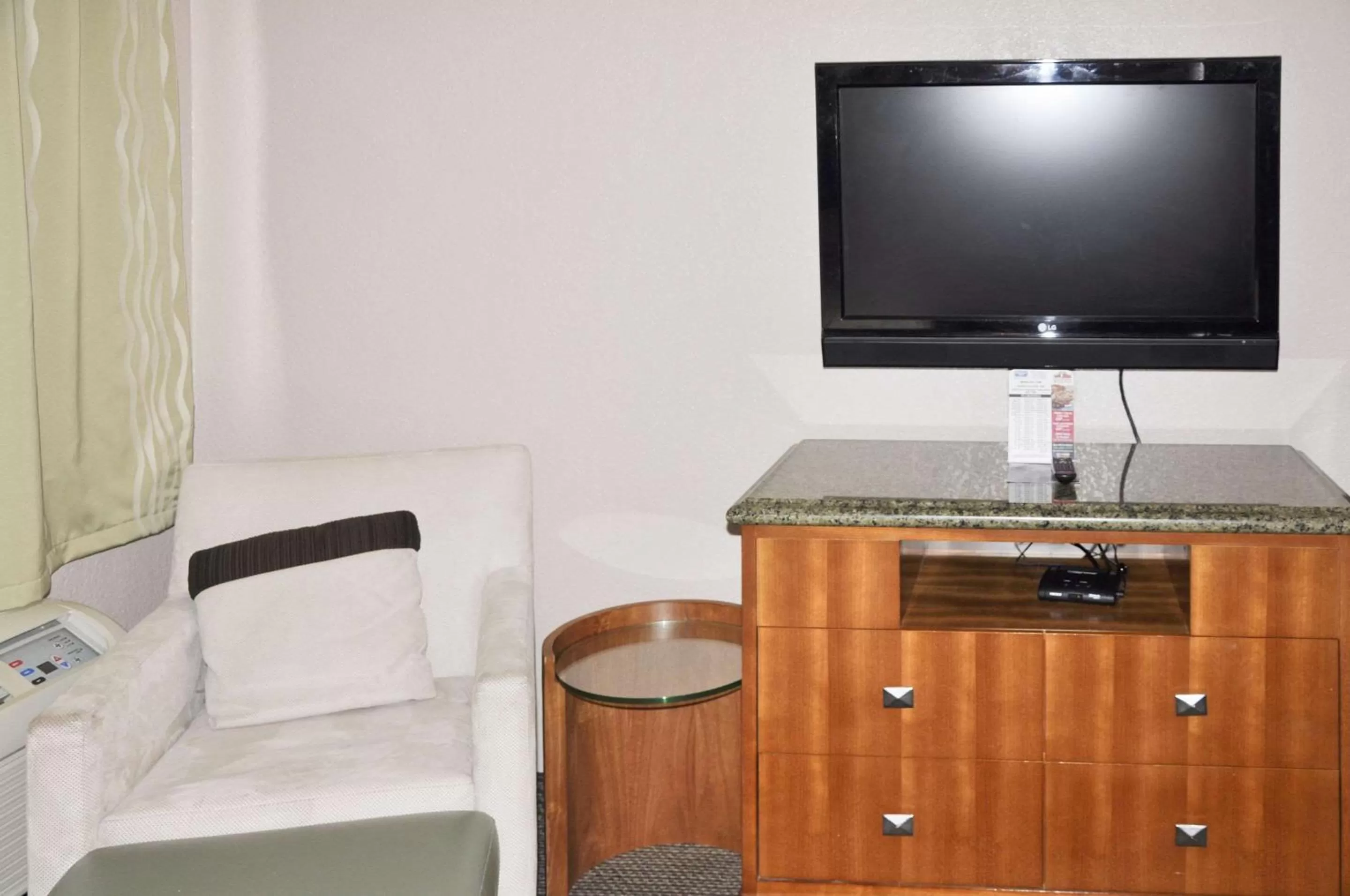 Photo of the whole room in Rodeway Inn