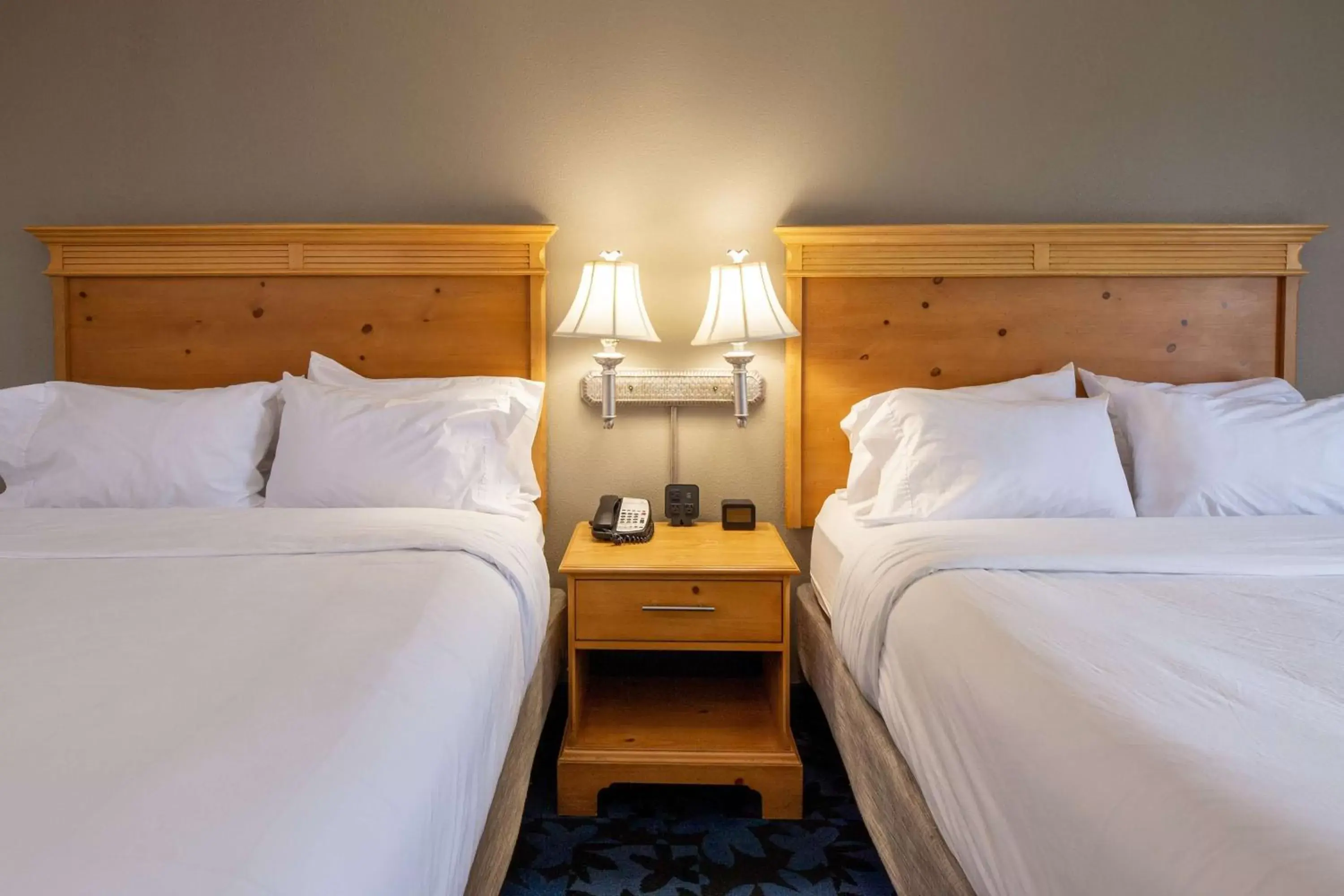 Bed in Hampton Inn & Suites Jacksonville Deerwood Park