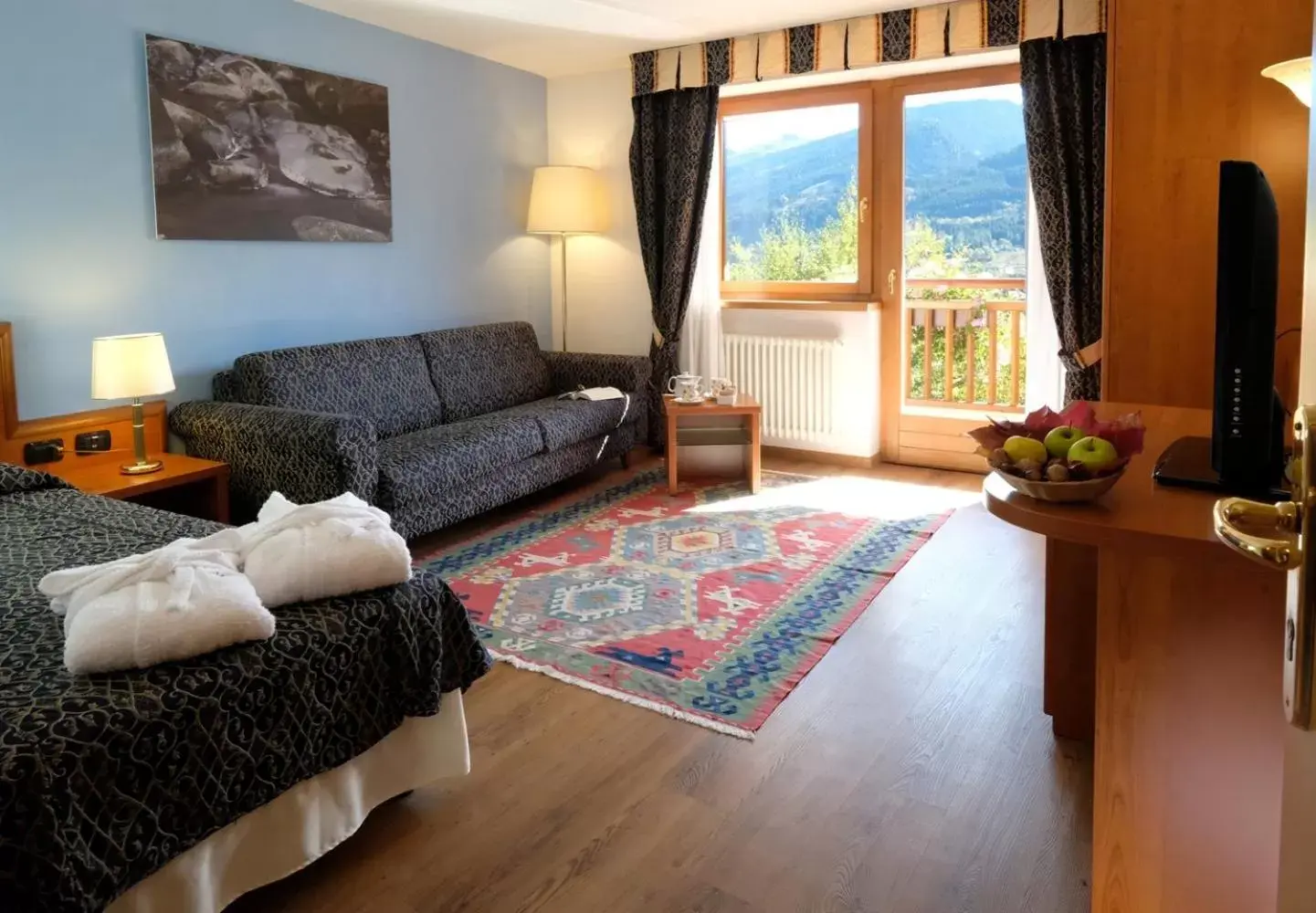 Bed, Seating Area in La Roccia Wellness Hotel