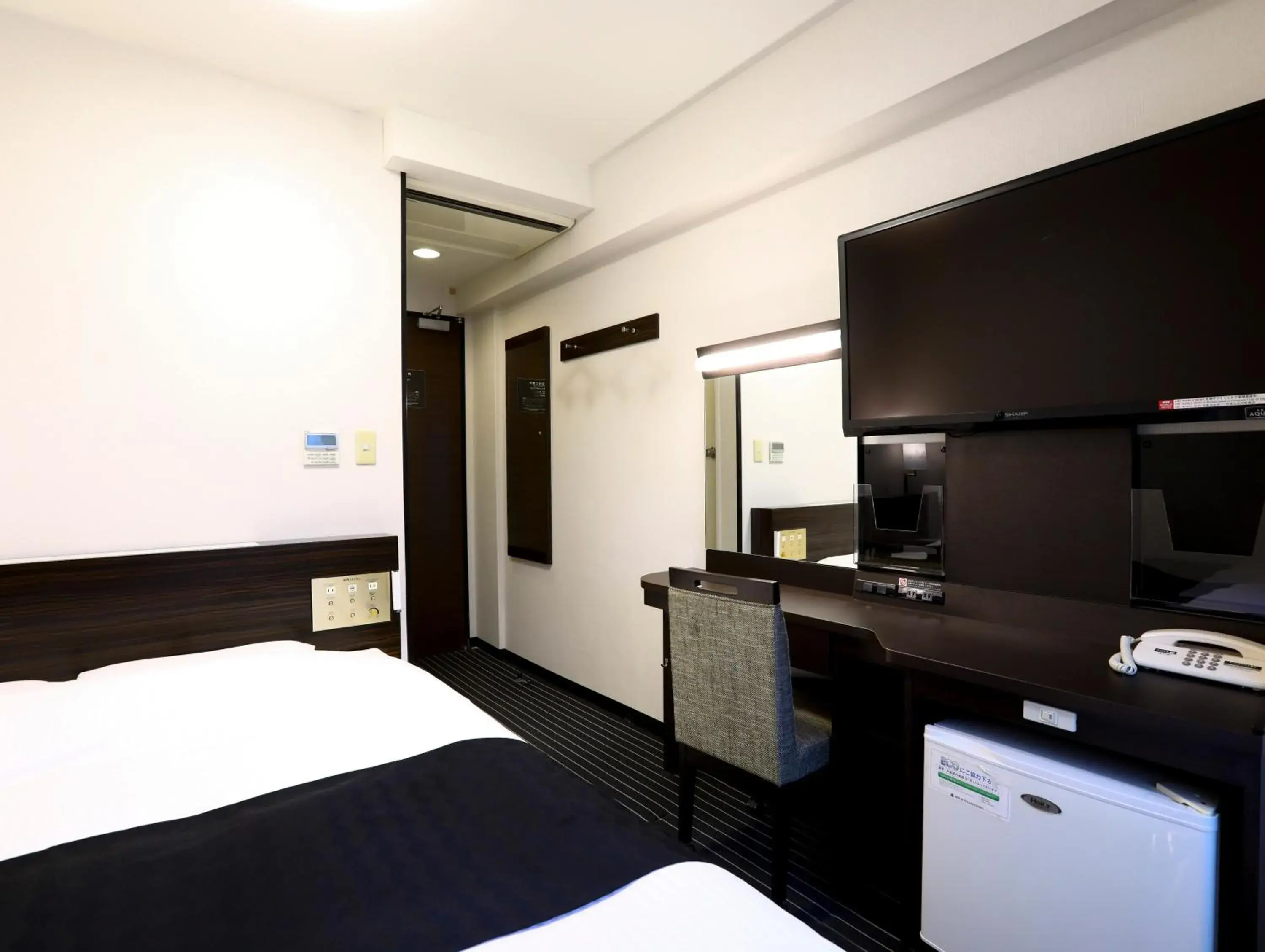 Double Room with Small Double Bed - single occupancy - Non-Smoking in APA Hotel Akasaka Mitsuke Double Room with Small Double Bed - single occupancy - Non-Smoking in APA Hotel Akasaka Mitsuke
