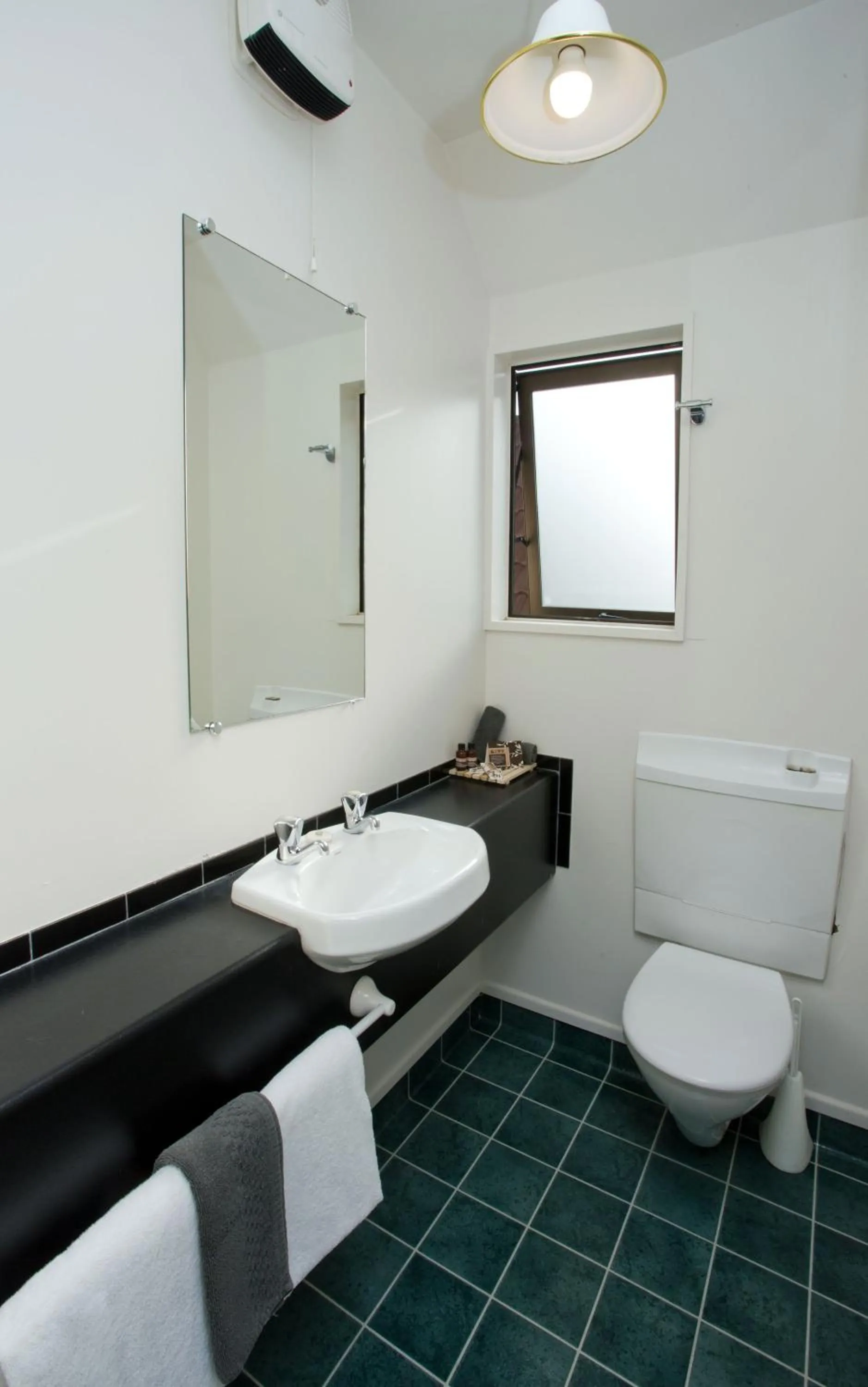 Bathroom in Cable Court Motel