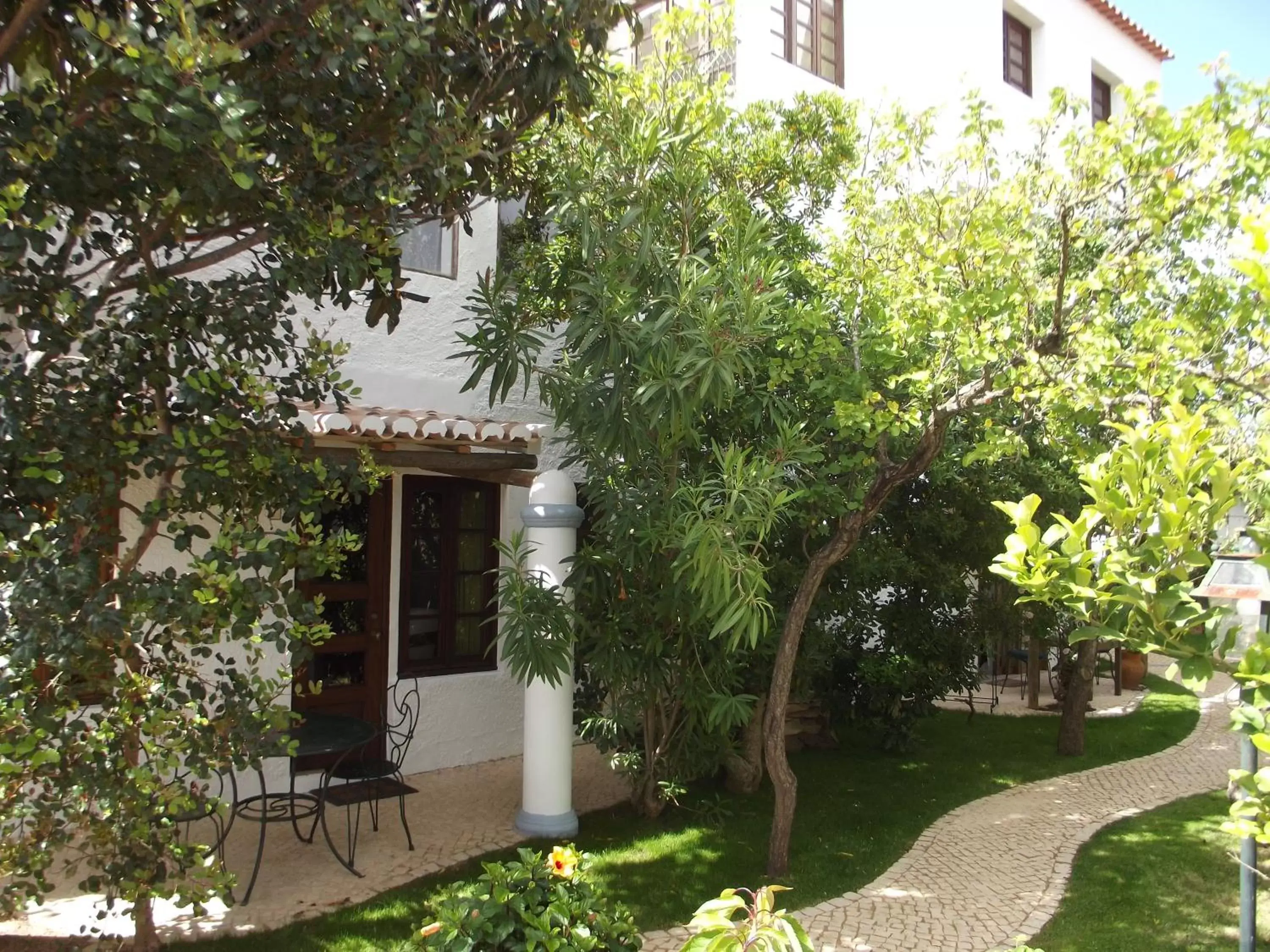 Facade/entrance, Garden in Uma Casa a Beira Sol