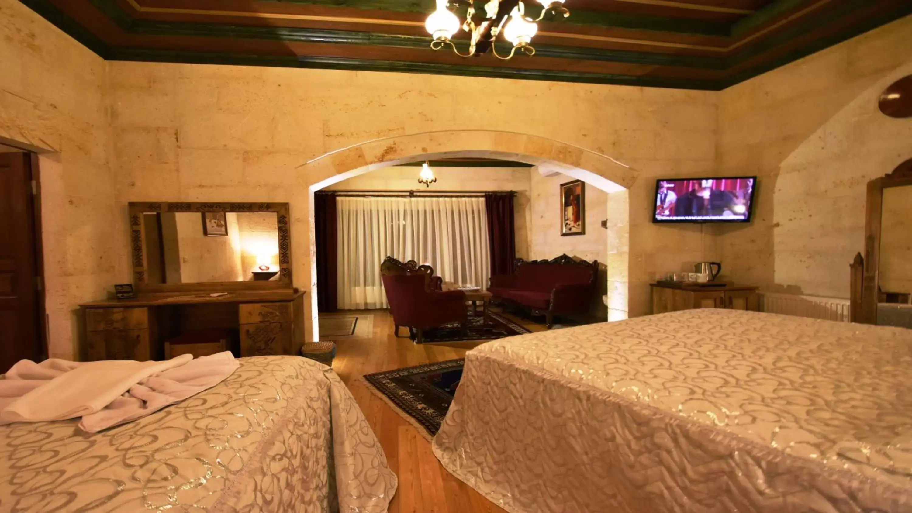 Photo of the whole room, Bed in Harman Cave Hotel