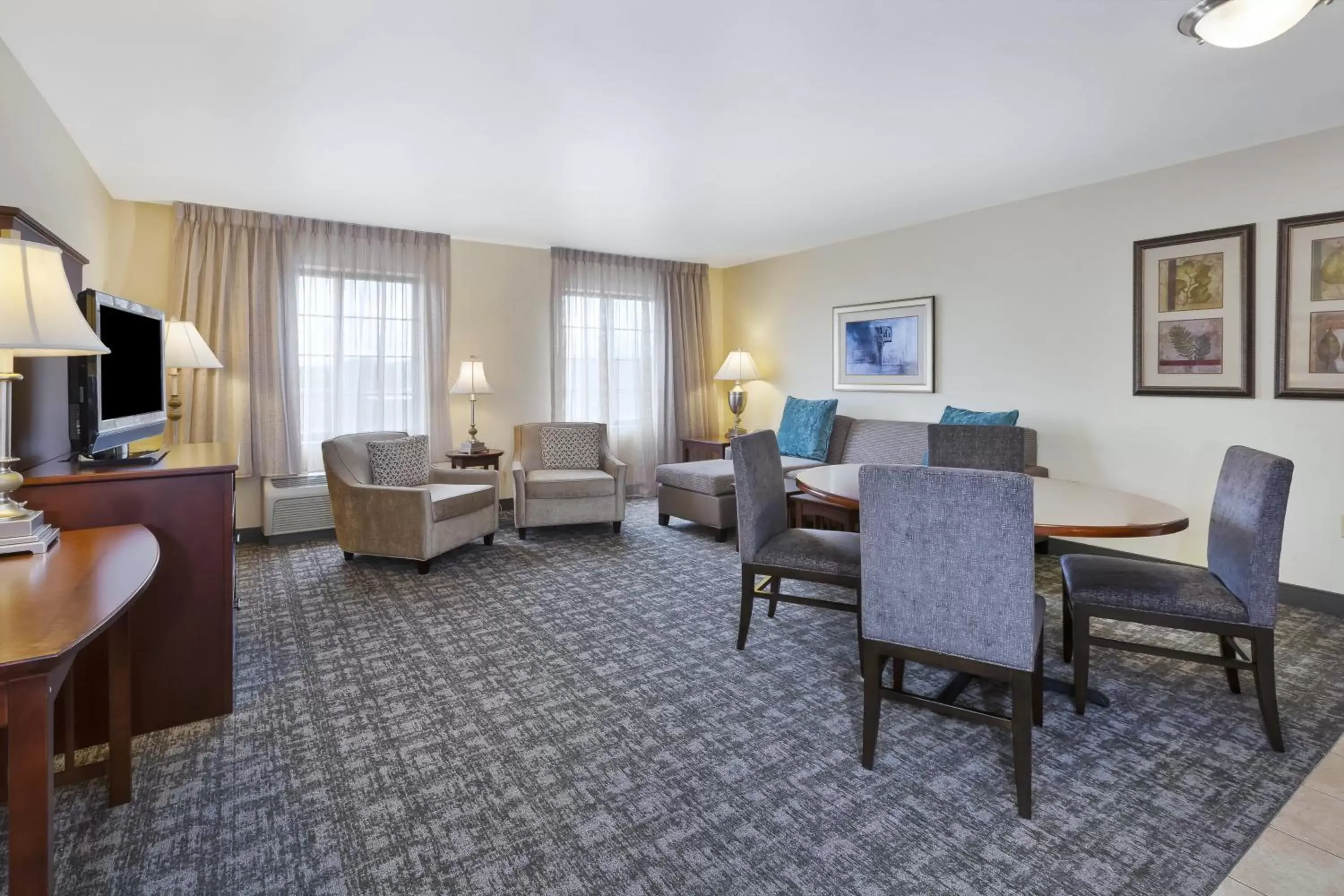 Photo of the whole room, Seating Area in Staybridge Suites Lansing-Okemos, an IHG Hotel