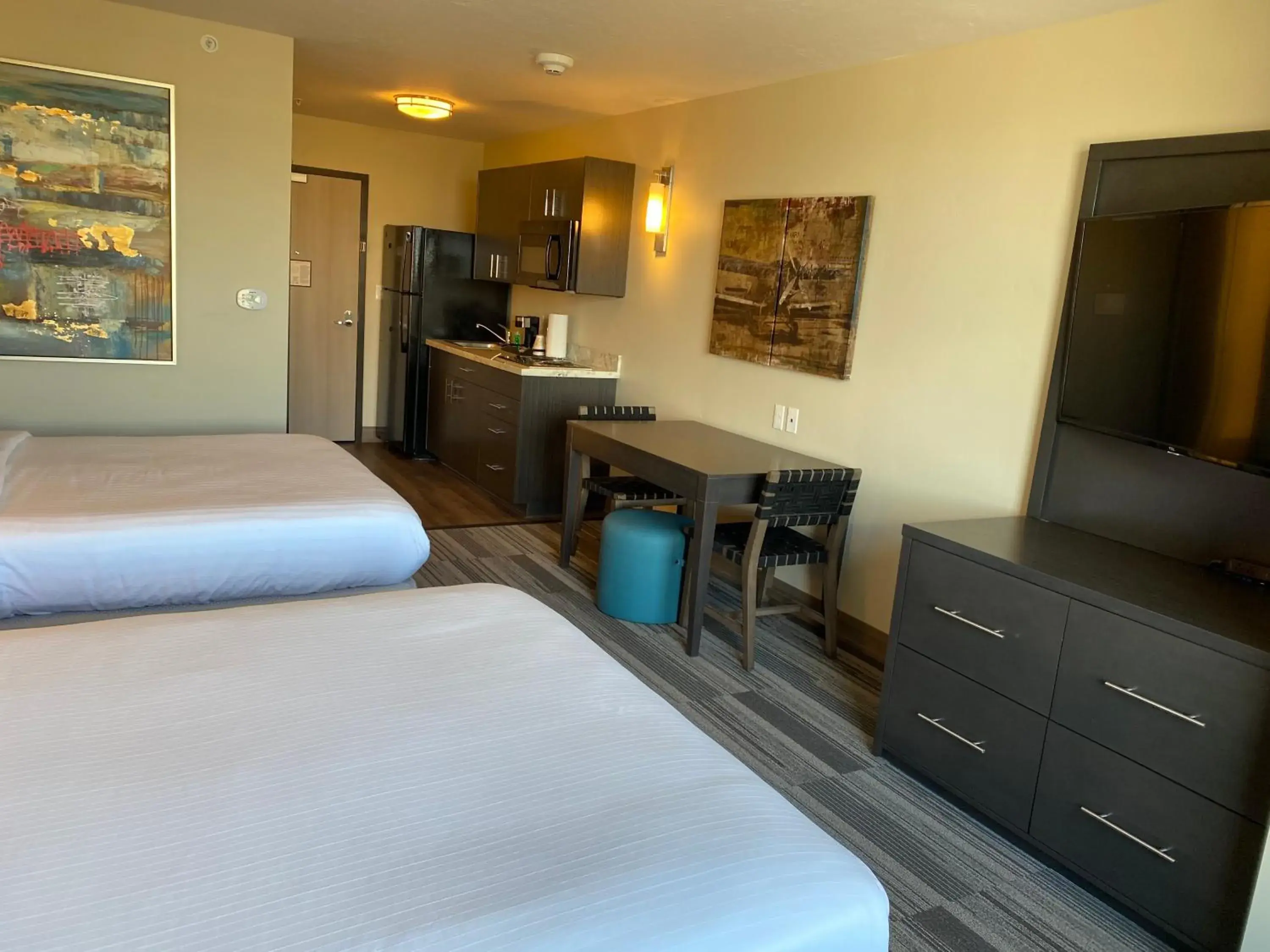Kitchen or kitchenette, Bed in Simple Suites Boise Airport Kitchen or kitchenette, Bed in Simple Suites Boise Airport