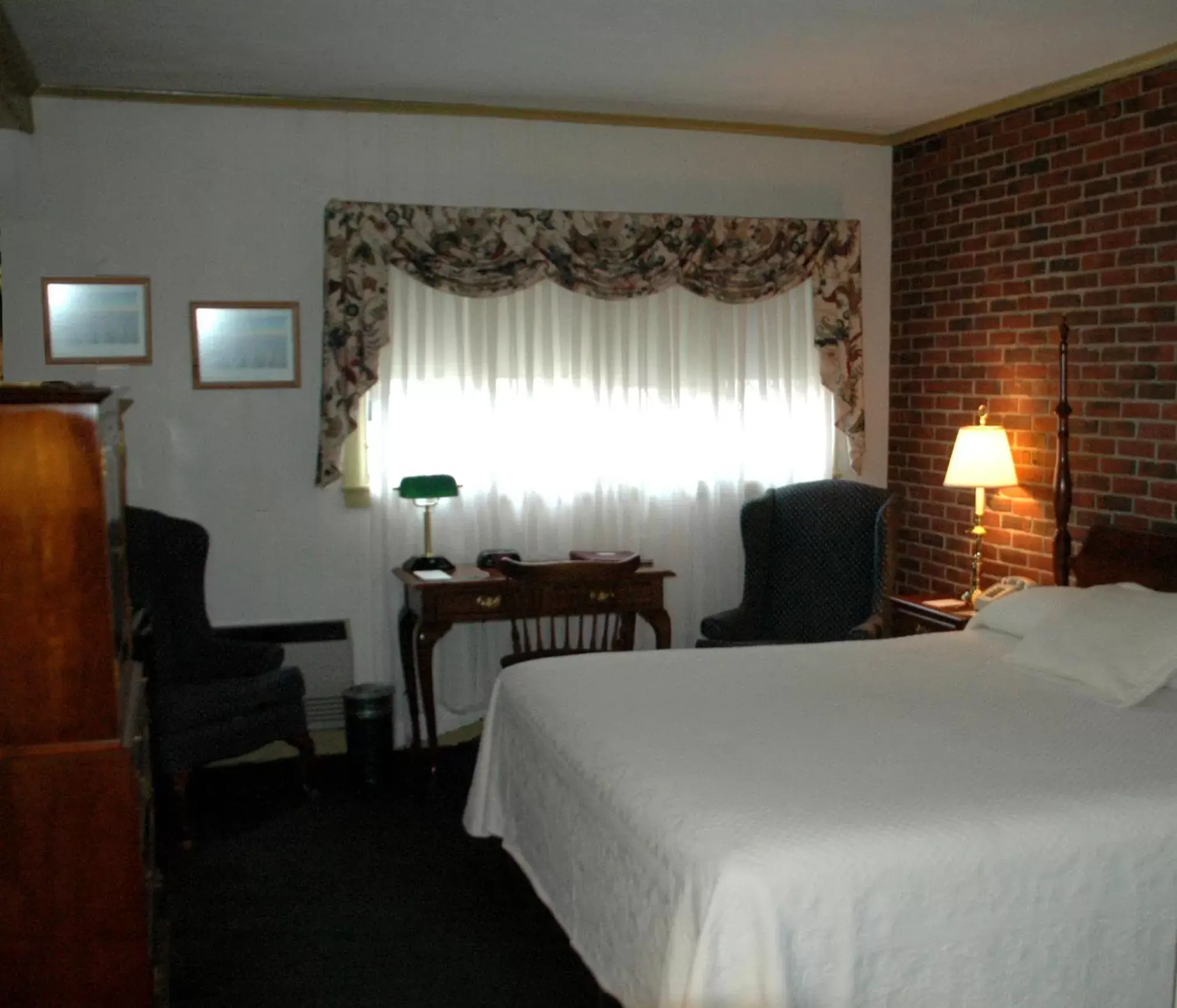 Bed in Lamies Inn & The Old Salt Tavern