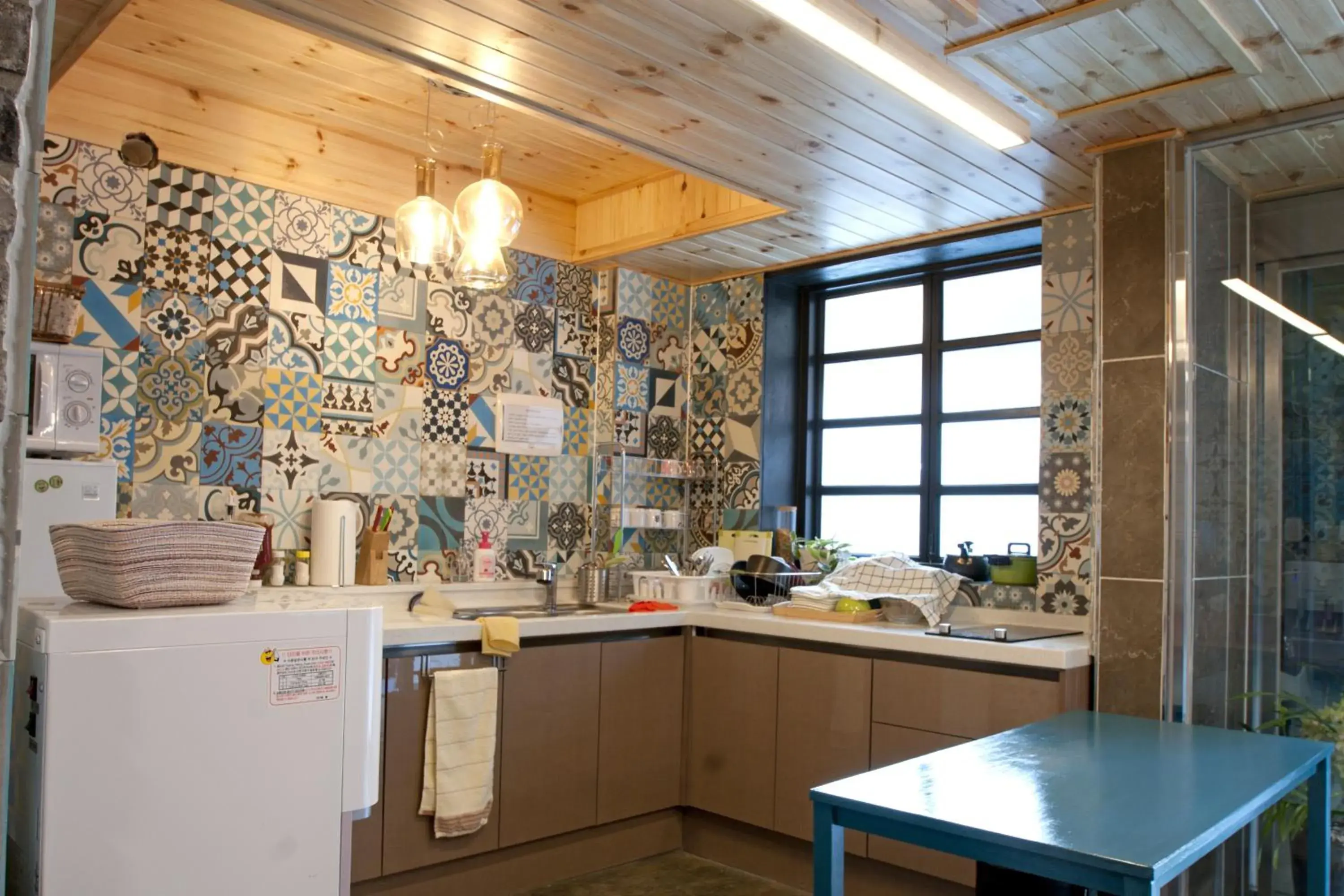 Restaurant/places to eat, Kitchen/Kitchenette in Twin Rabbit Guesthouse