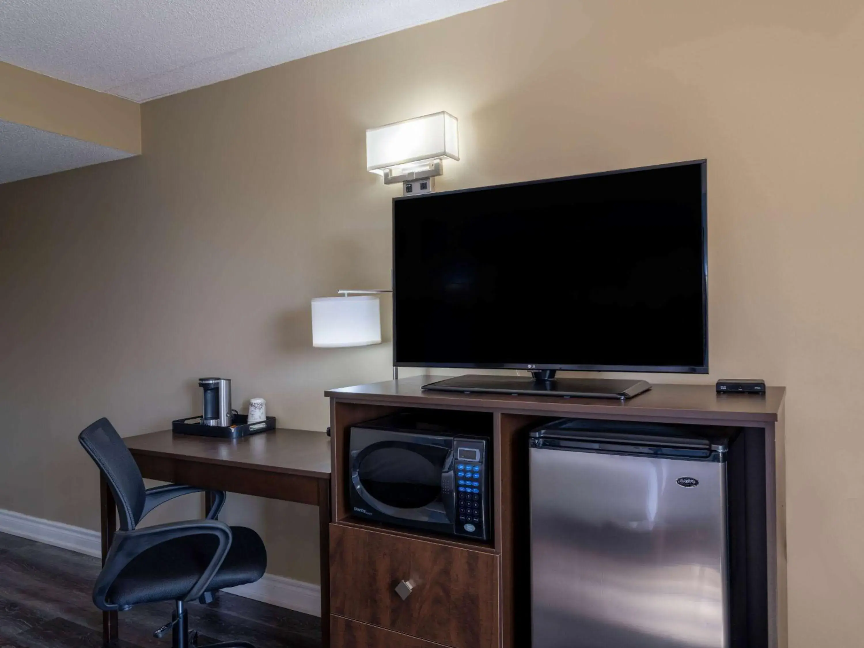 Photo of the whole room, TV/Entertainment Center in Super 8 by Wyndham Toronto East ON