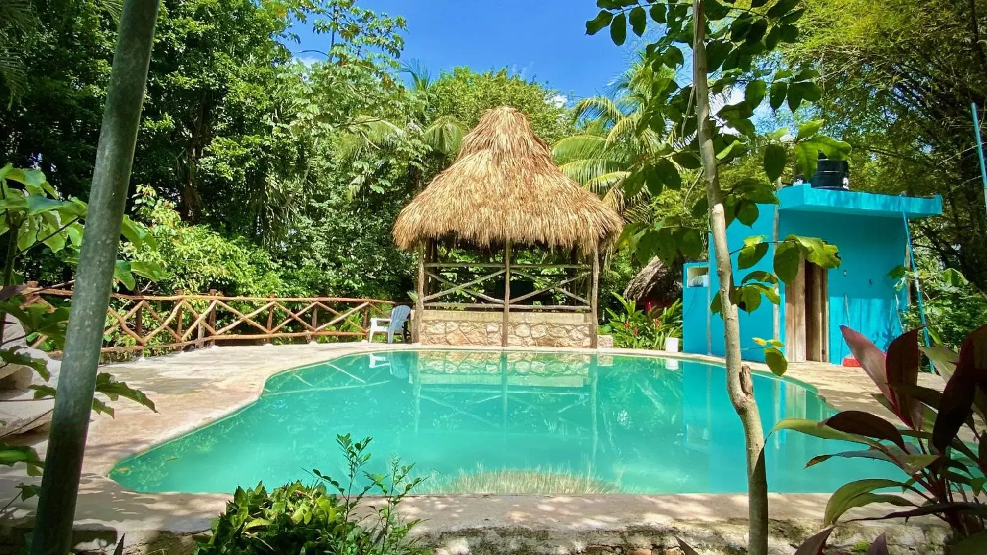 Swimming Pool in Gardenhotel Macan Ché B&B